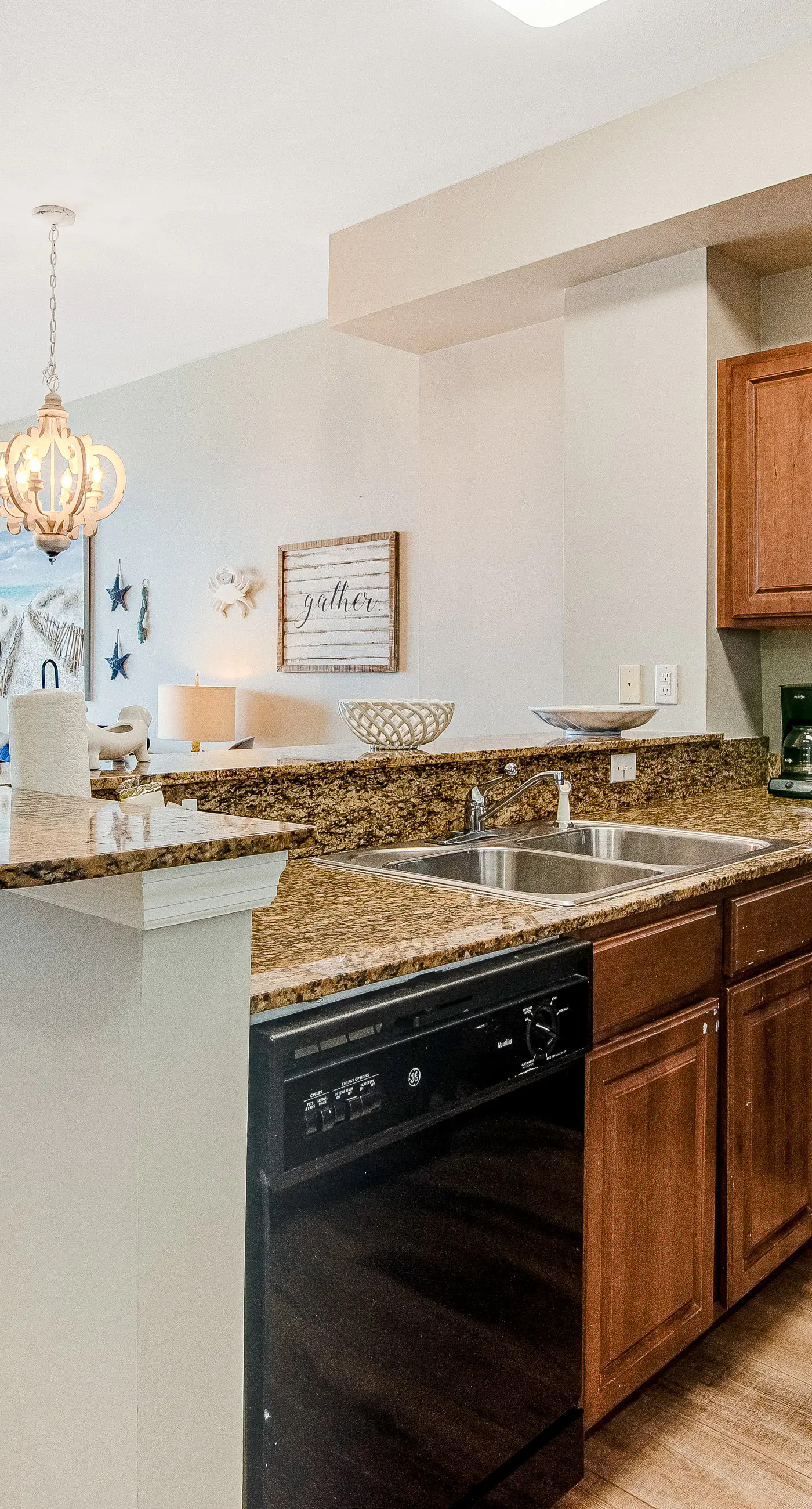 Inviting ninth-floor condo with upscale décor, Gulf-front views & pools