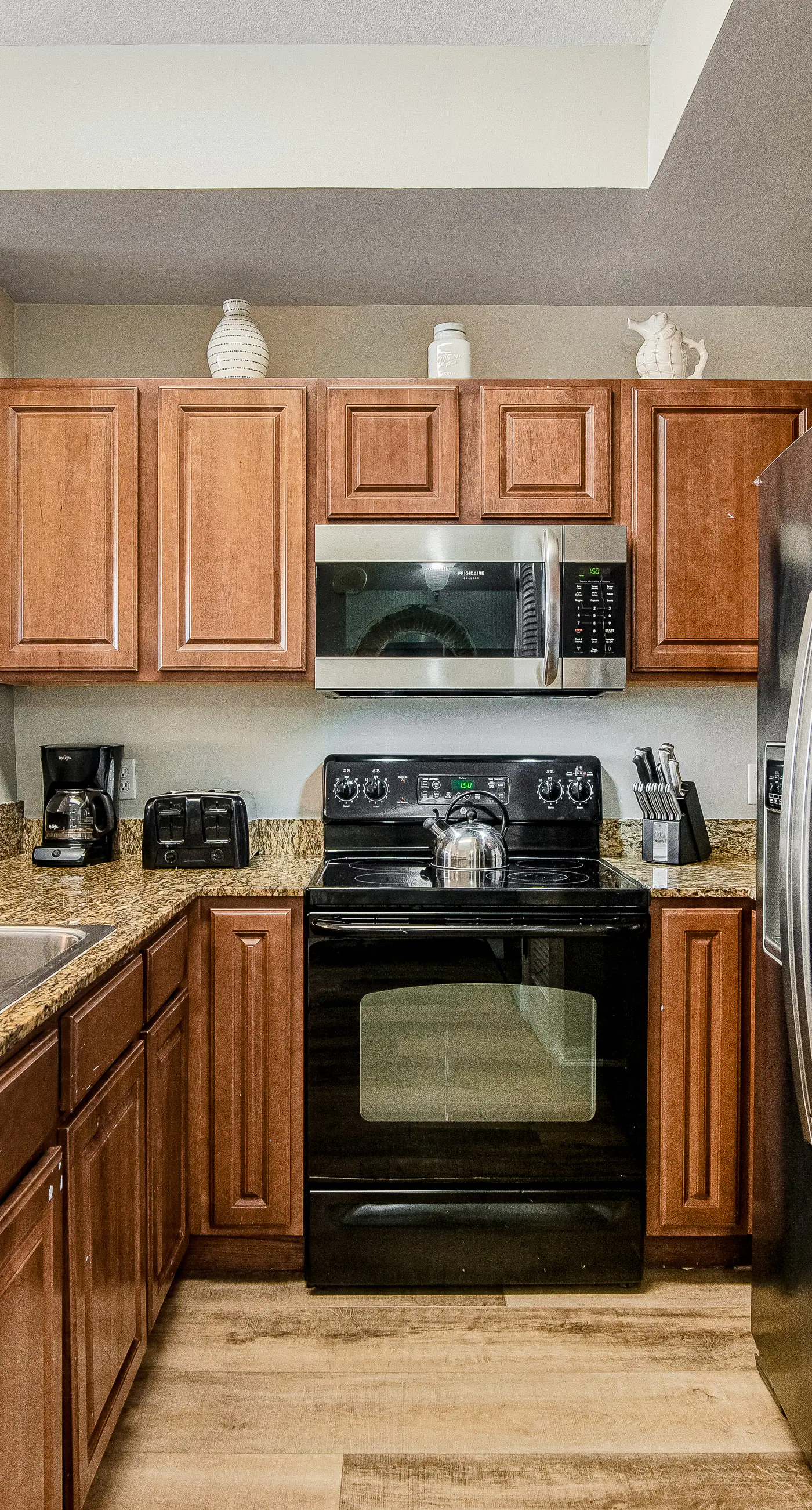 Inviting ninth-floor condo with upscale décor, Gulf-front views & pools