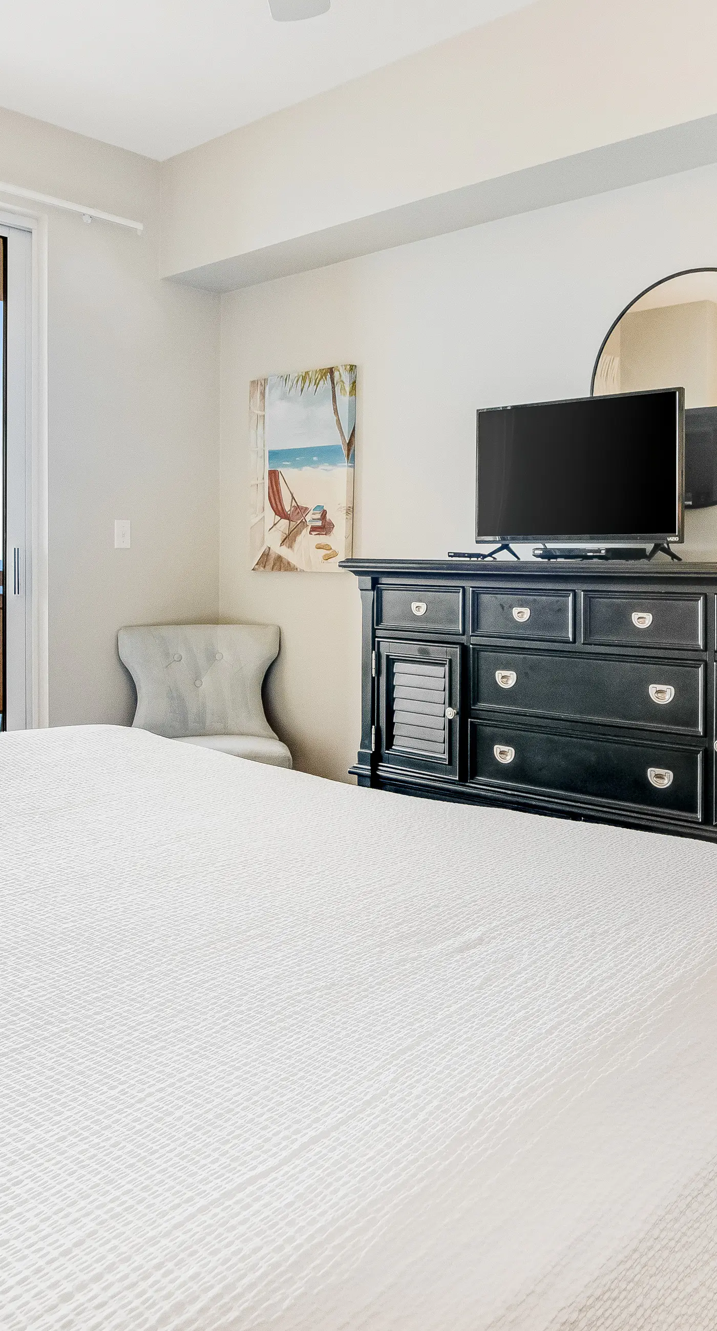 Inviting ninth-floor condo with upscale décor, Gulf-front views & pools