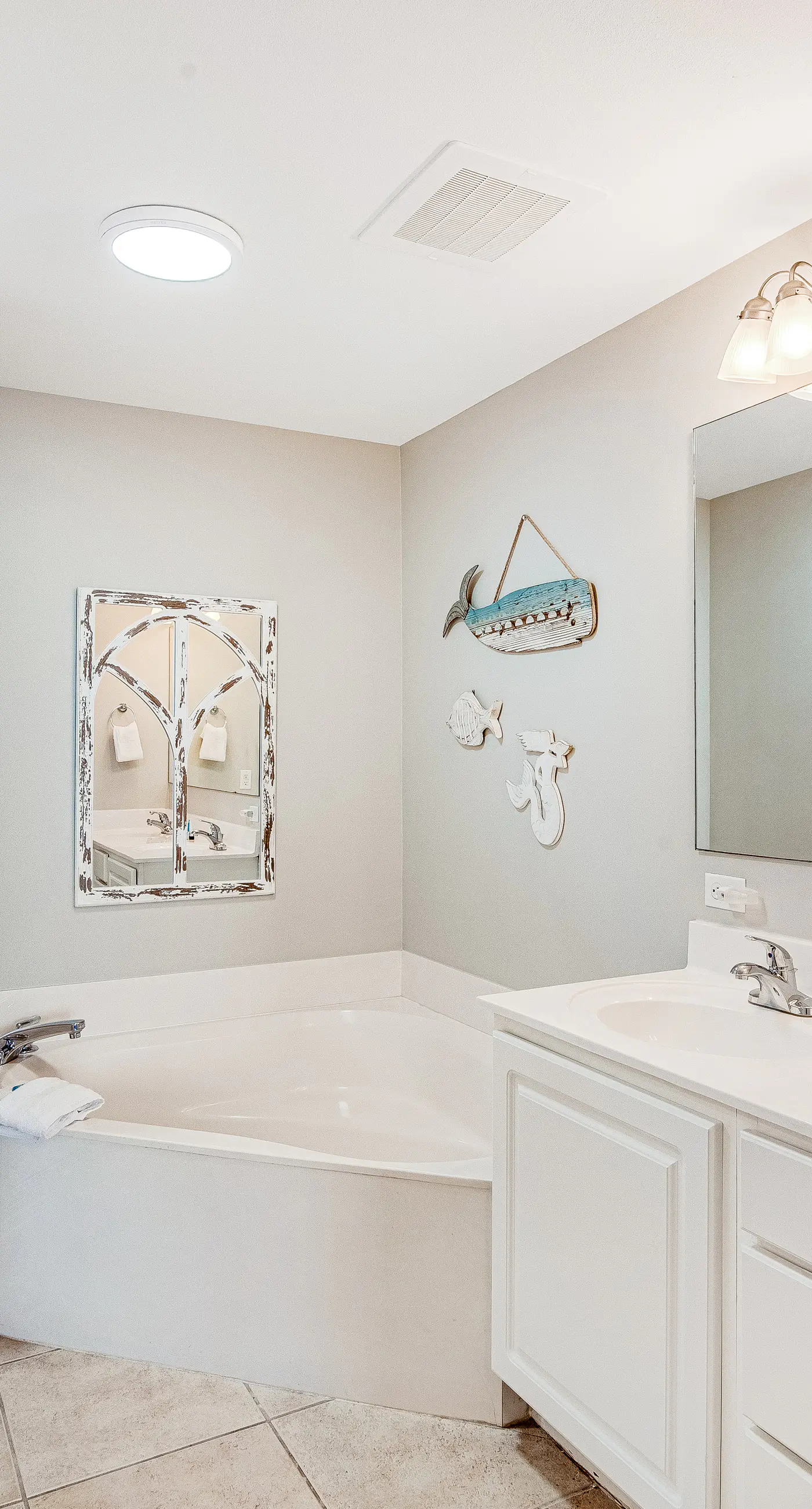 Inviting ninth-floor condo with upscale décor, Gulf-front views & pools