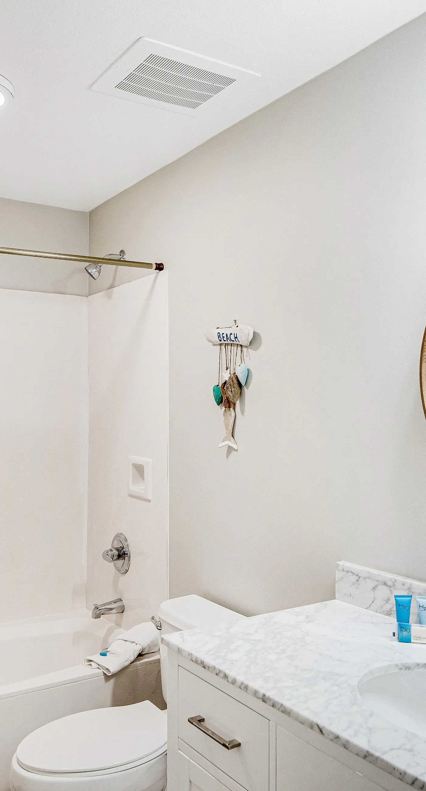 Inviting ninth-floor condo with upscale décor, Gulf-front views & pools