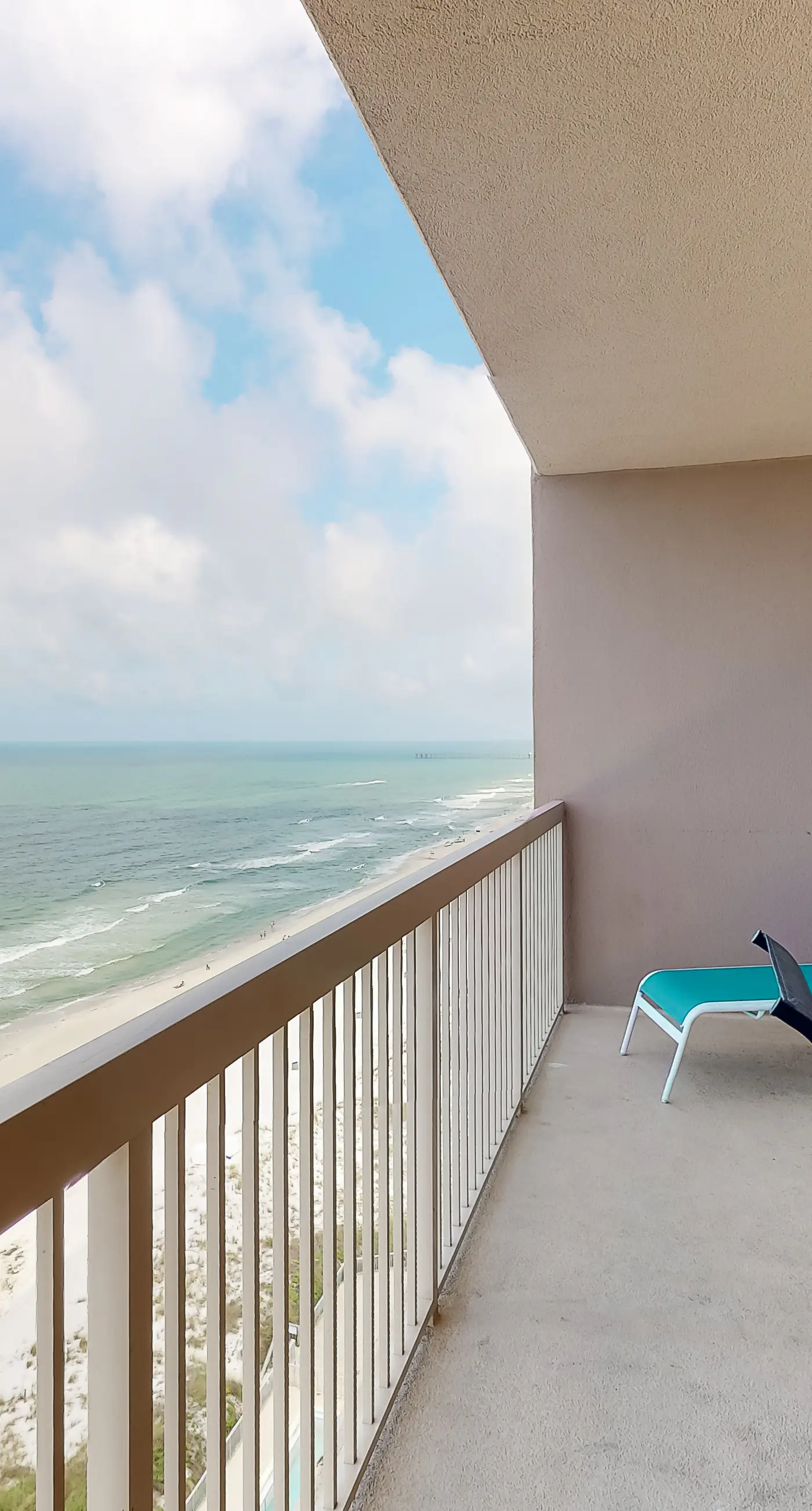 14th-floor, waterfront, beach-chic condo with pools & gym
