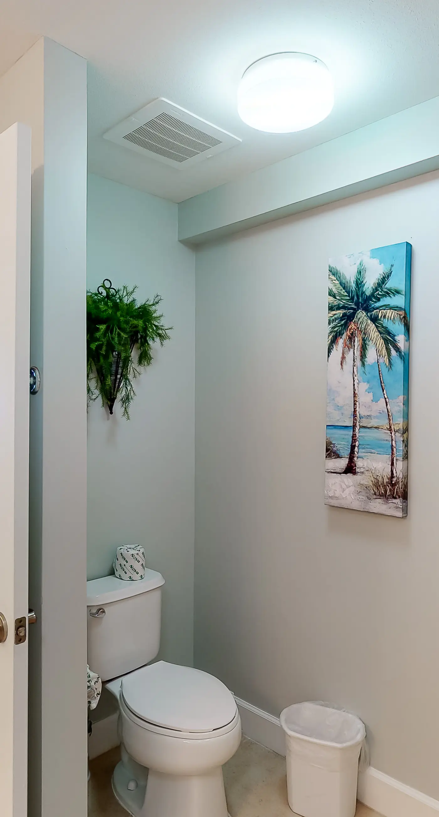 14th-floor, waterfront, beach-chic condo with pools & gym