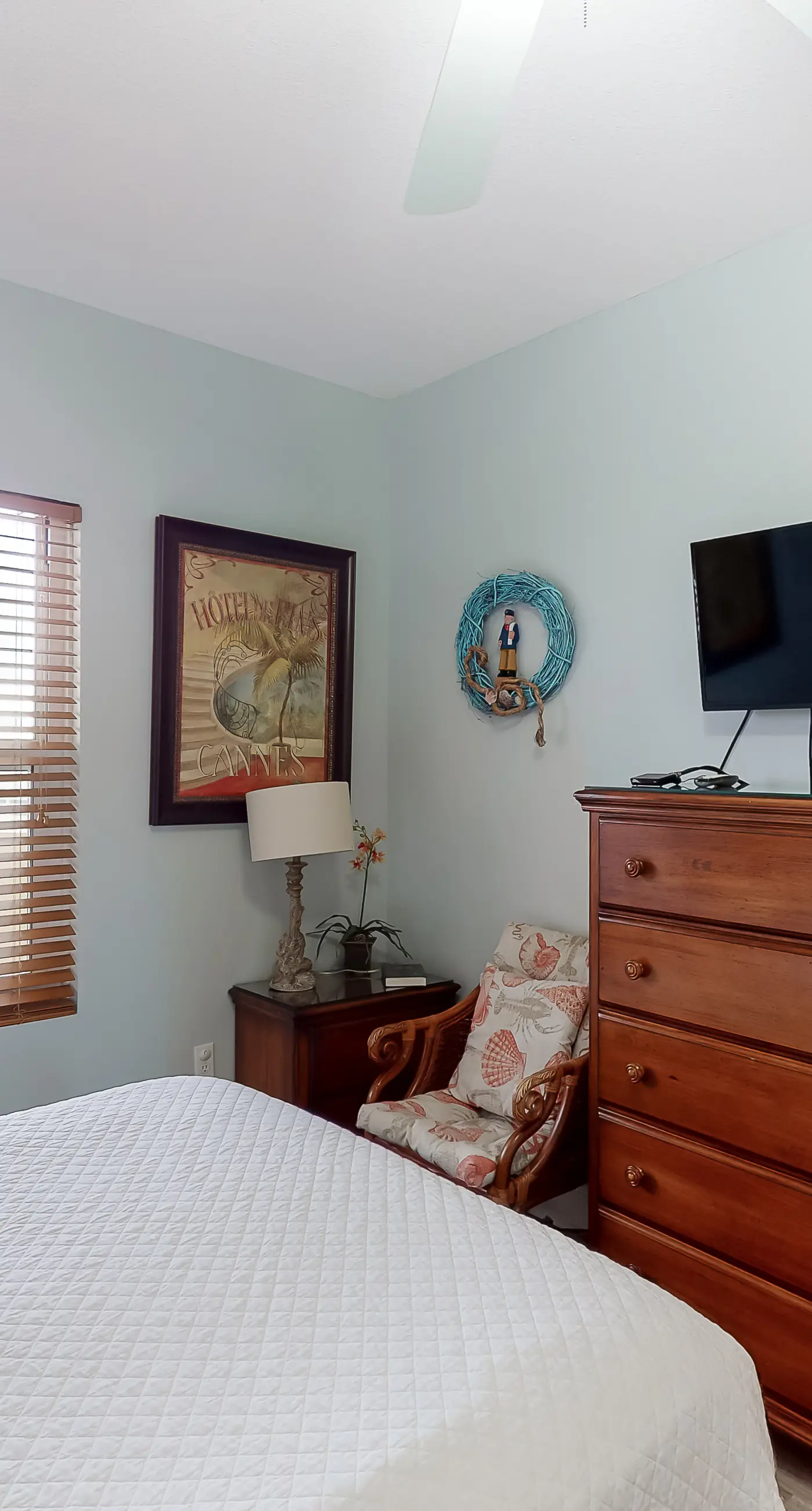 14th-floor, waterfront, beach-chic condo with pools & gym