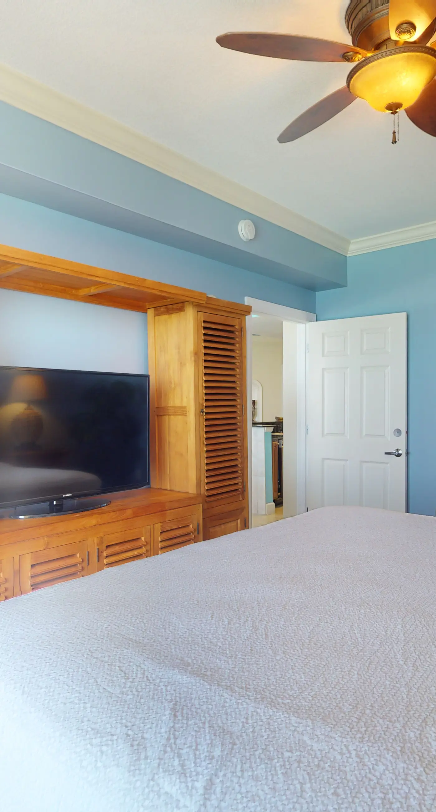 Tropical-themed 17th-floor condo with beachfront views, pools & gym