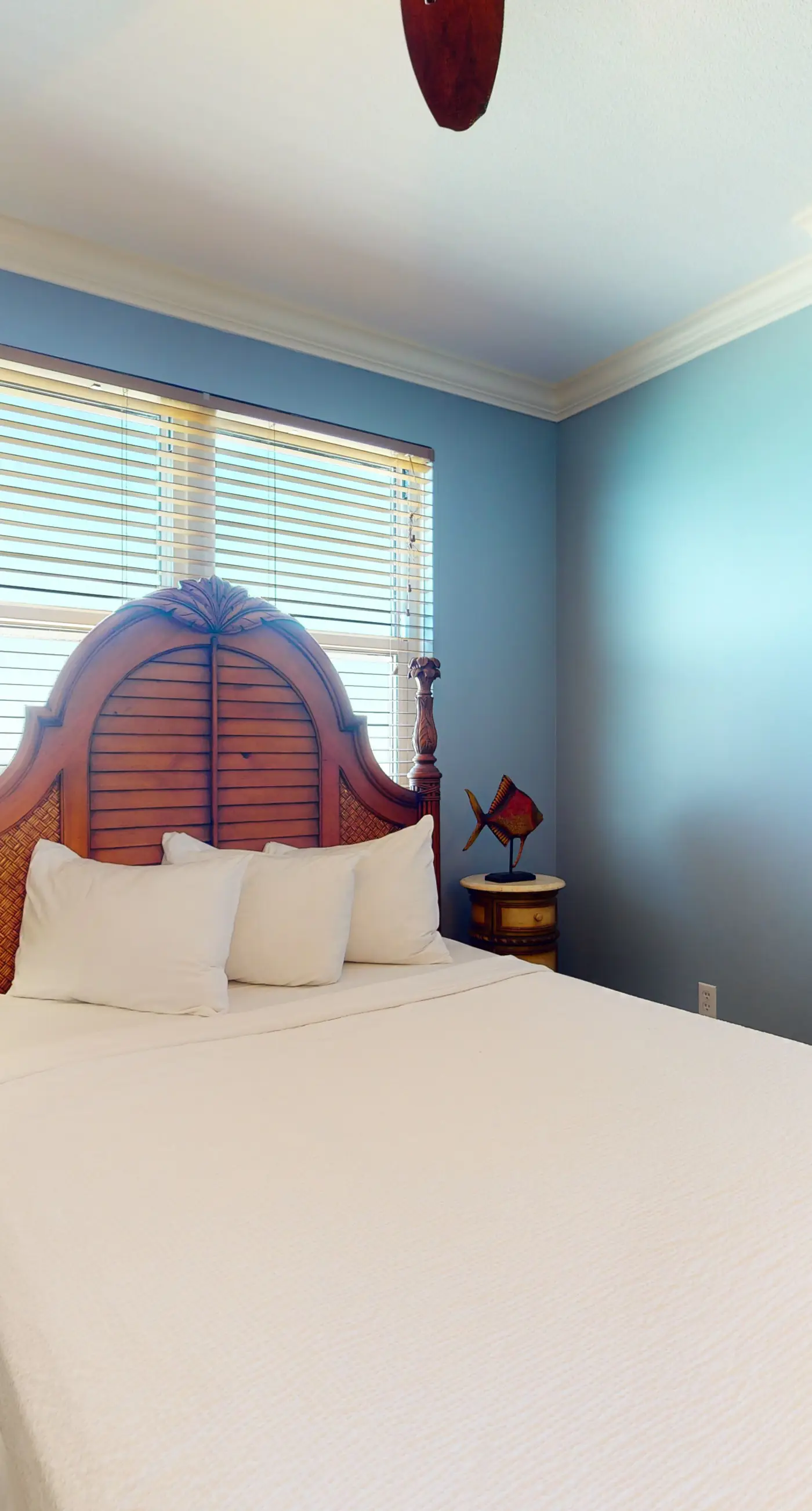 Tropical-themed 17th-floor condo with beachfront views, pools & gym