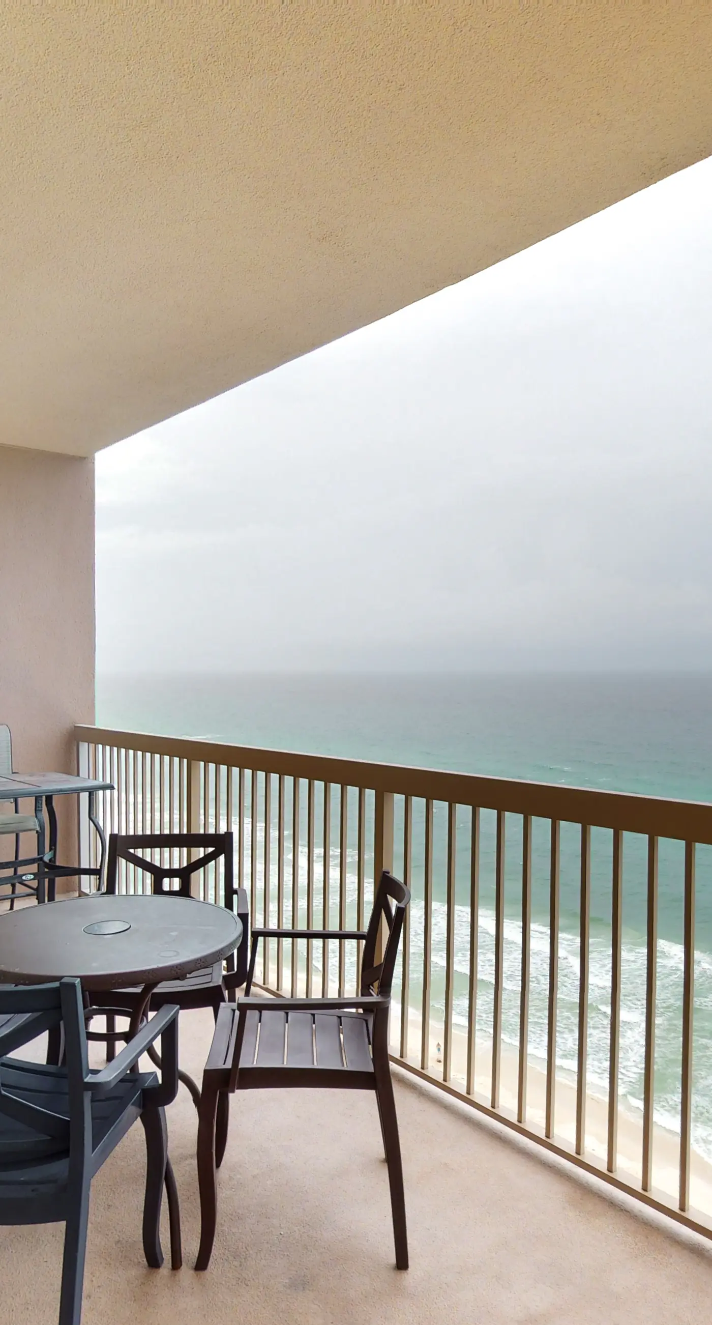 Beachfront condo with stunning views of the Gulf of Mexico & pools