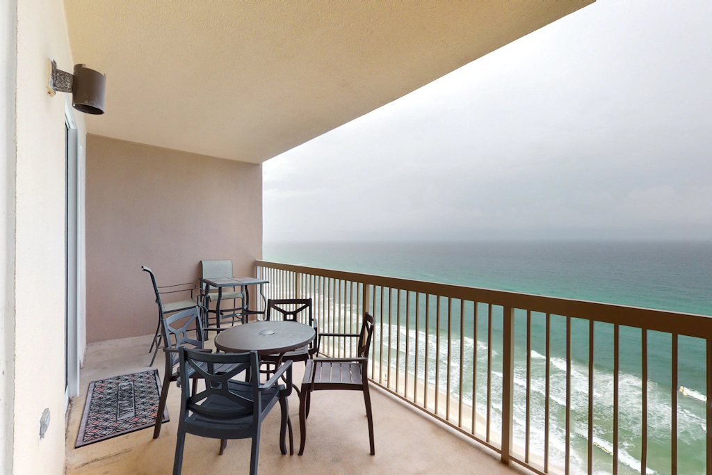 Beachfront condo with stunning views of the Gulf of Mexico & pools