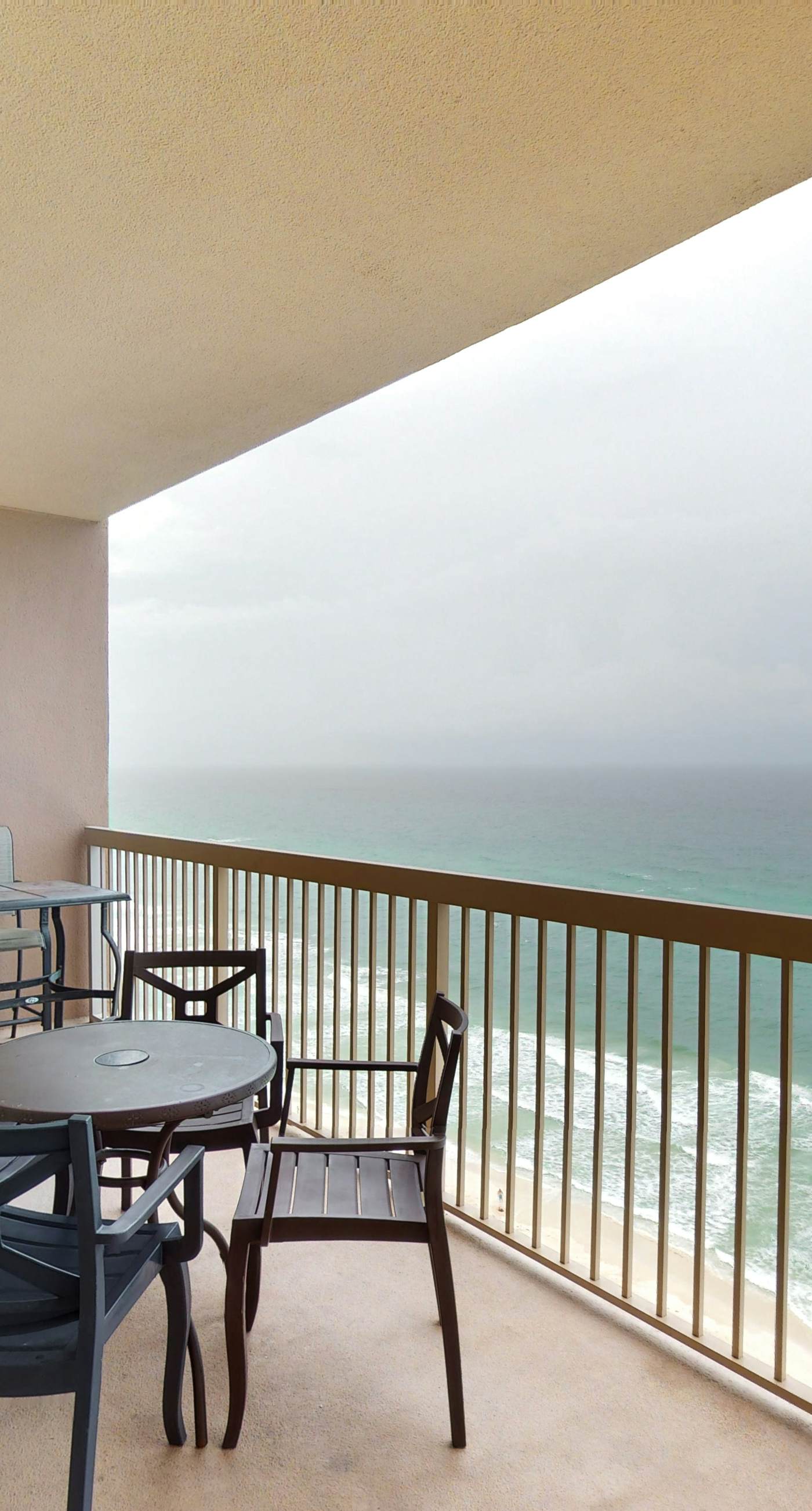 Beachfront condo with stunning views of the Gulf of Mexico & pools