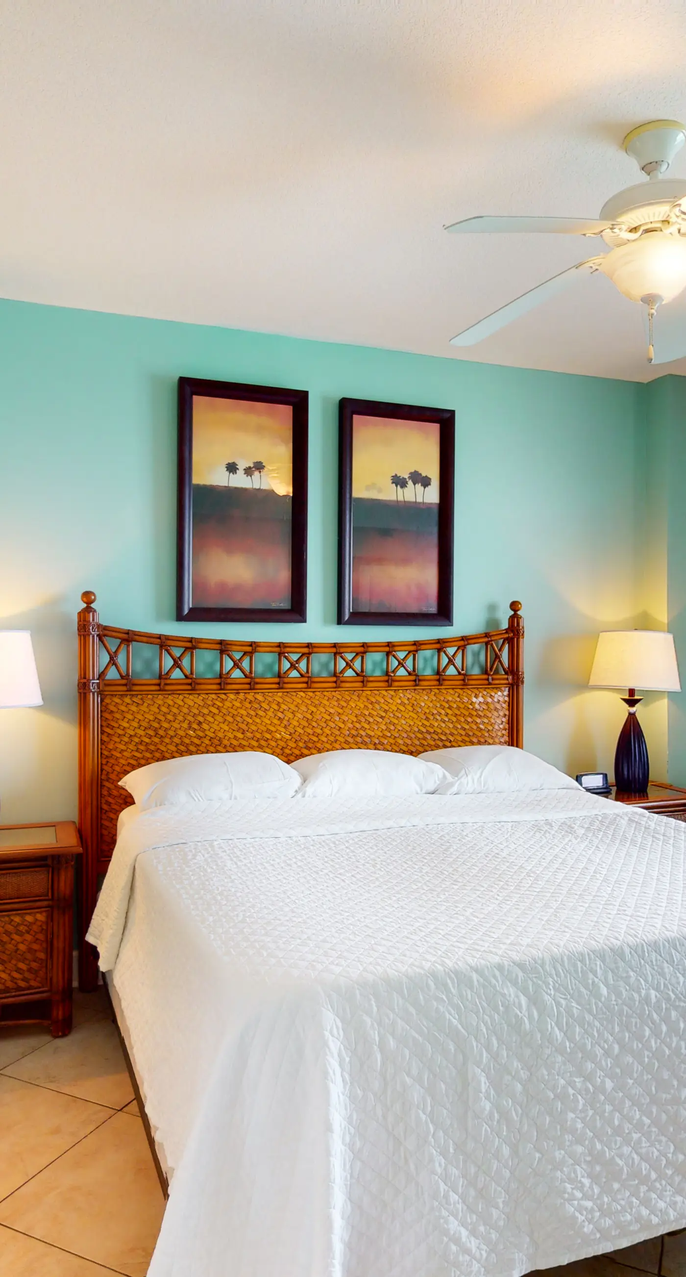 Beachfront condo with stunning views of the Gulf of Mexico & pools