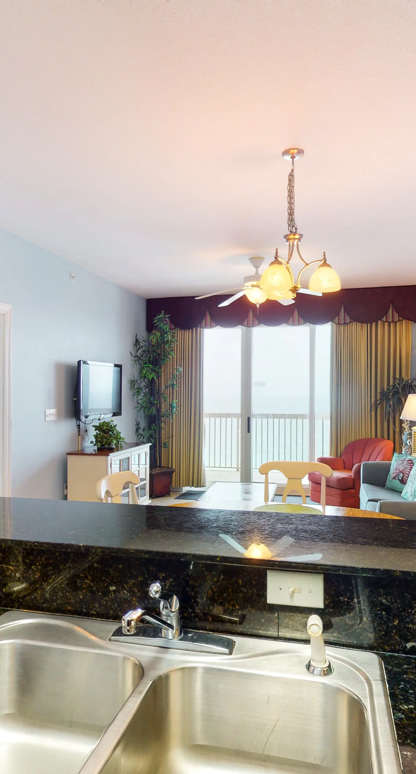 Beachfront condo with stunning views of the Gulf of Mexico & pools