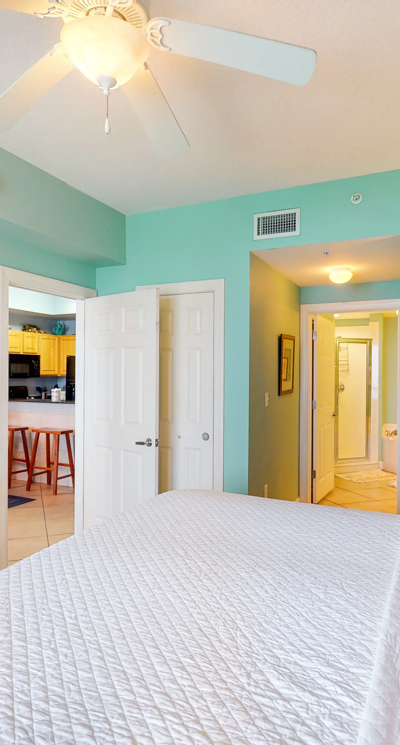 Beachfront condo with stunning views of the Gulf of Mexico & pools