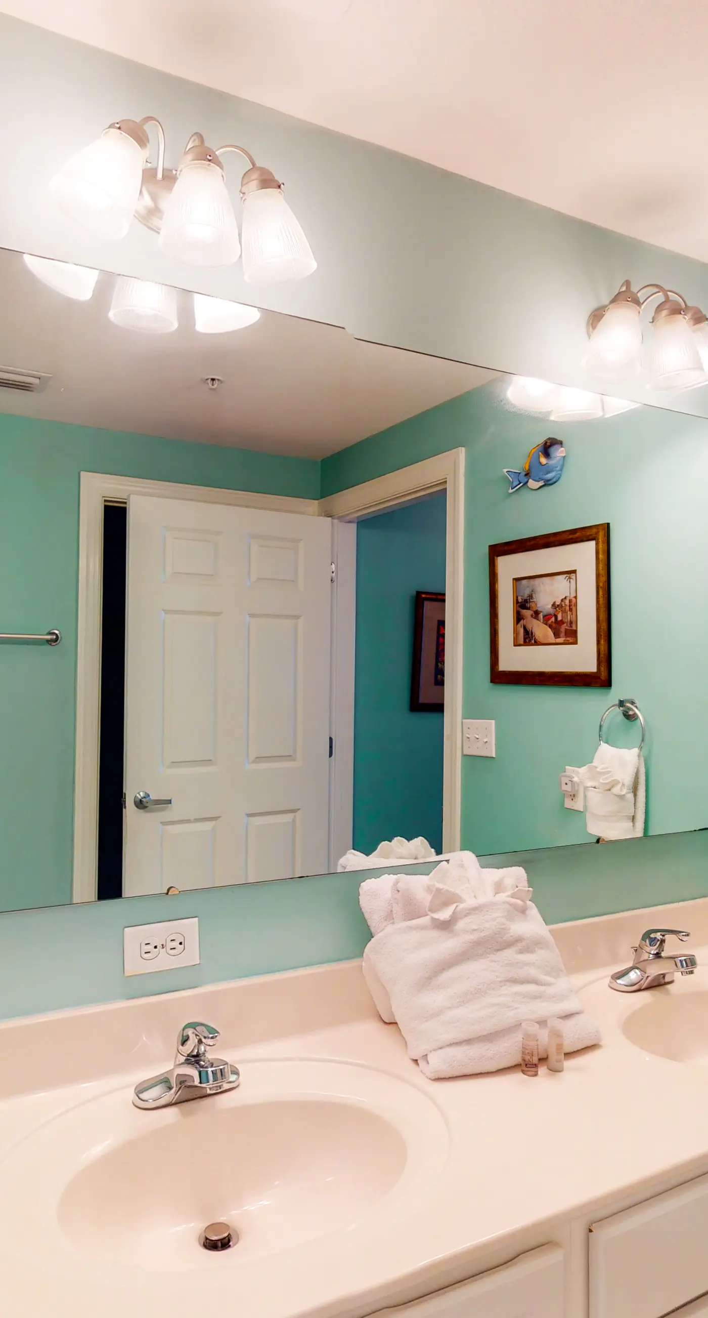 Beachfront condo with stunning views of the Gulf of Mexico & pools