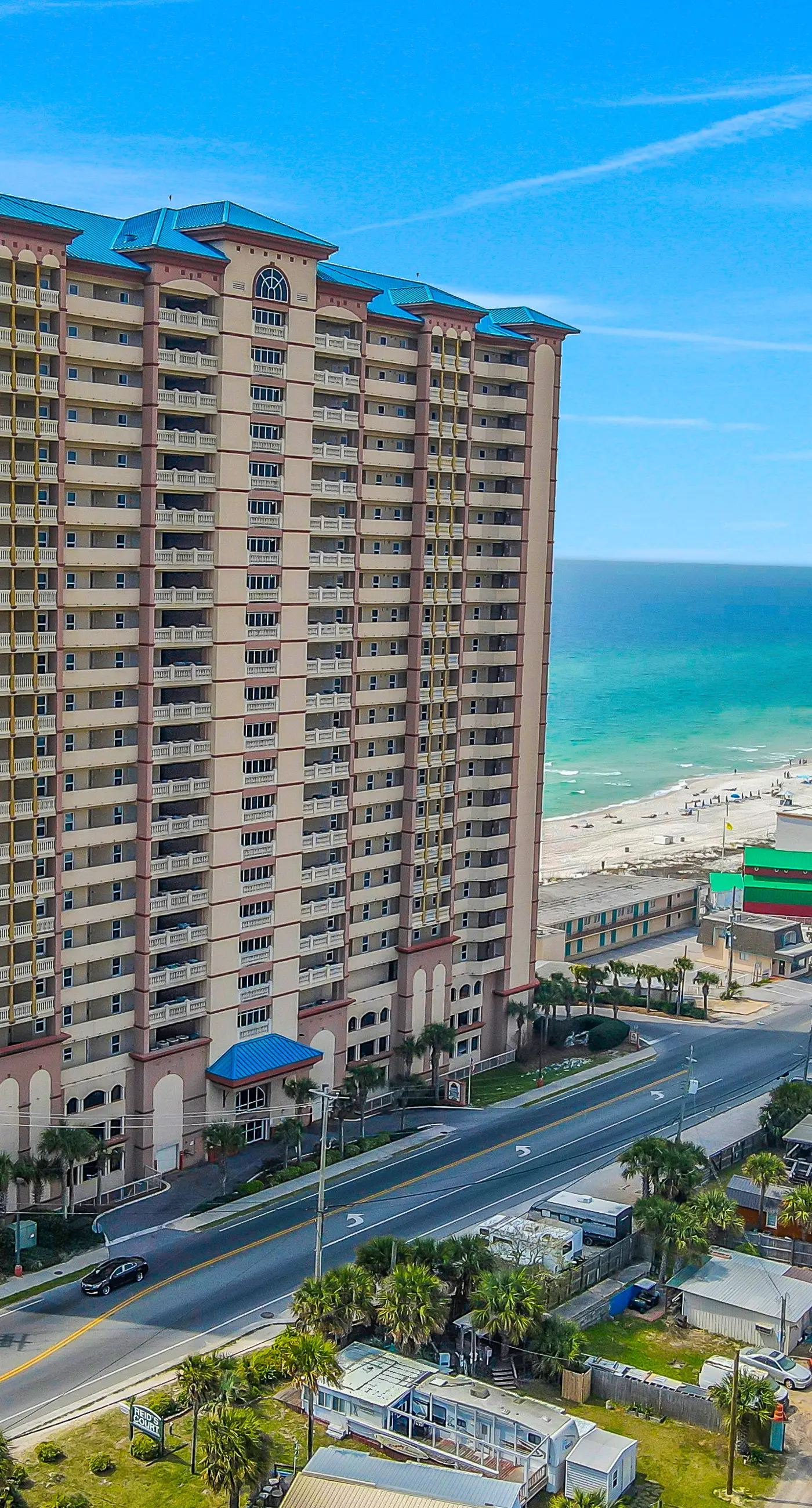 Beachfront condo with stunning views of the Gulf of Mexico & pools