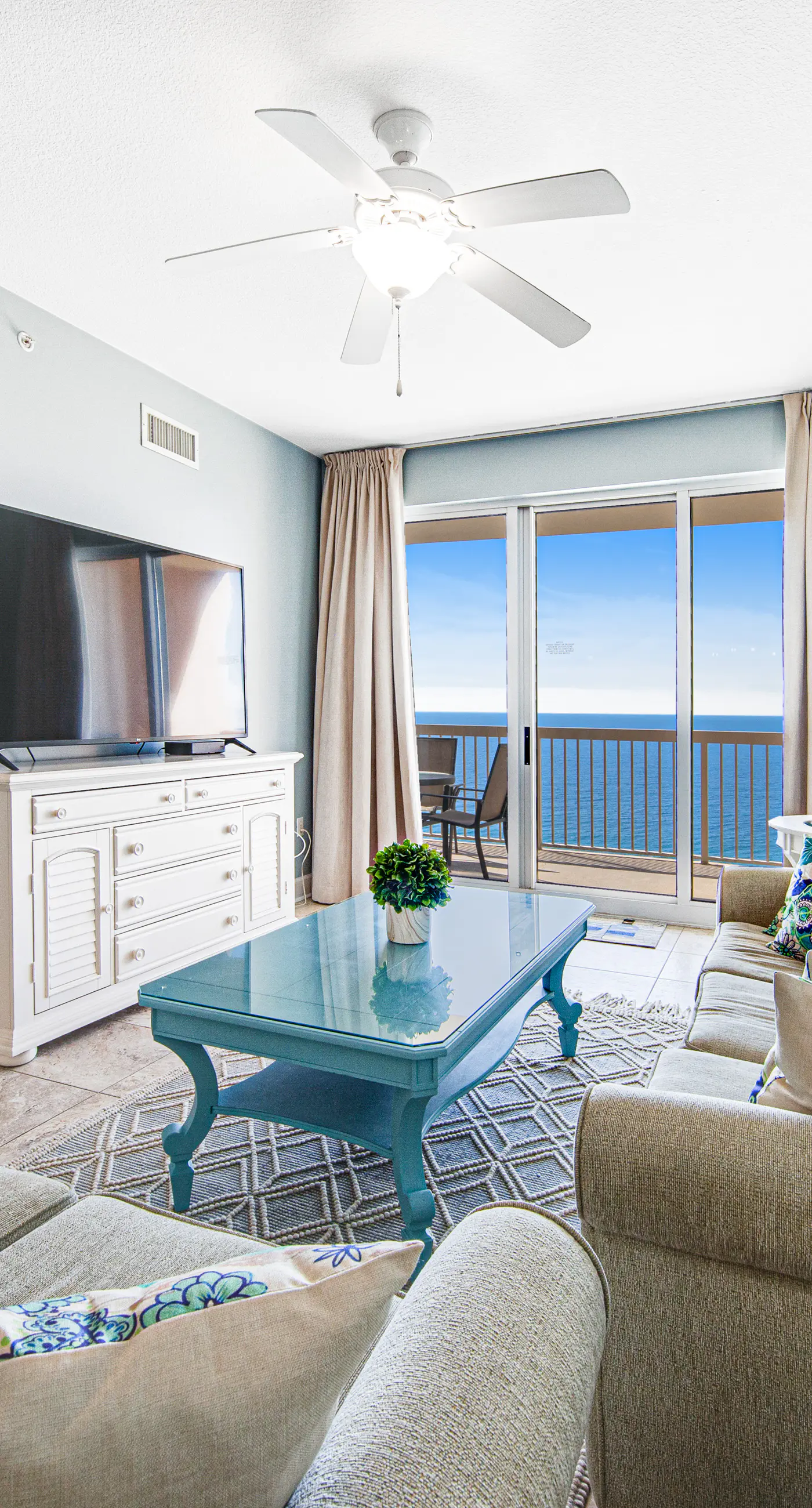 Stunning, 23rd-floor oceanfront condo with amazing beach views, 2 pools & gym