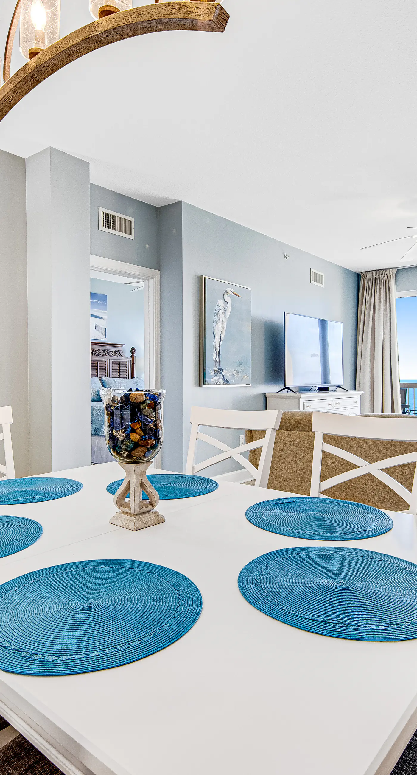 Stunning, 23rd-floor oceanfront condo with amazing beach views, 2 pools & gym