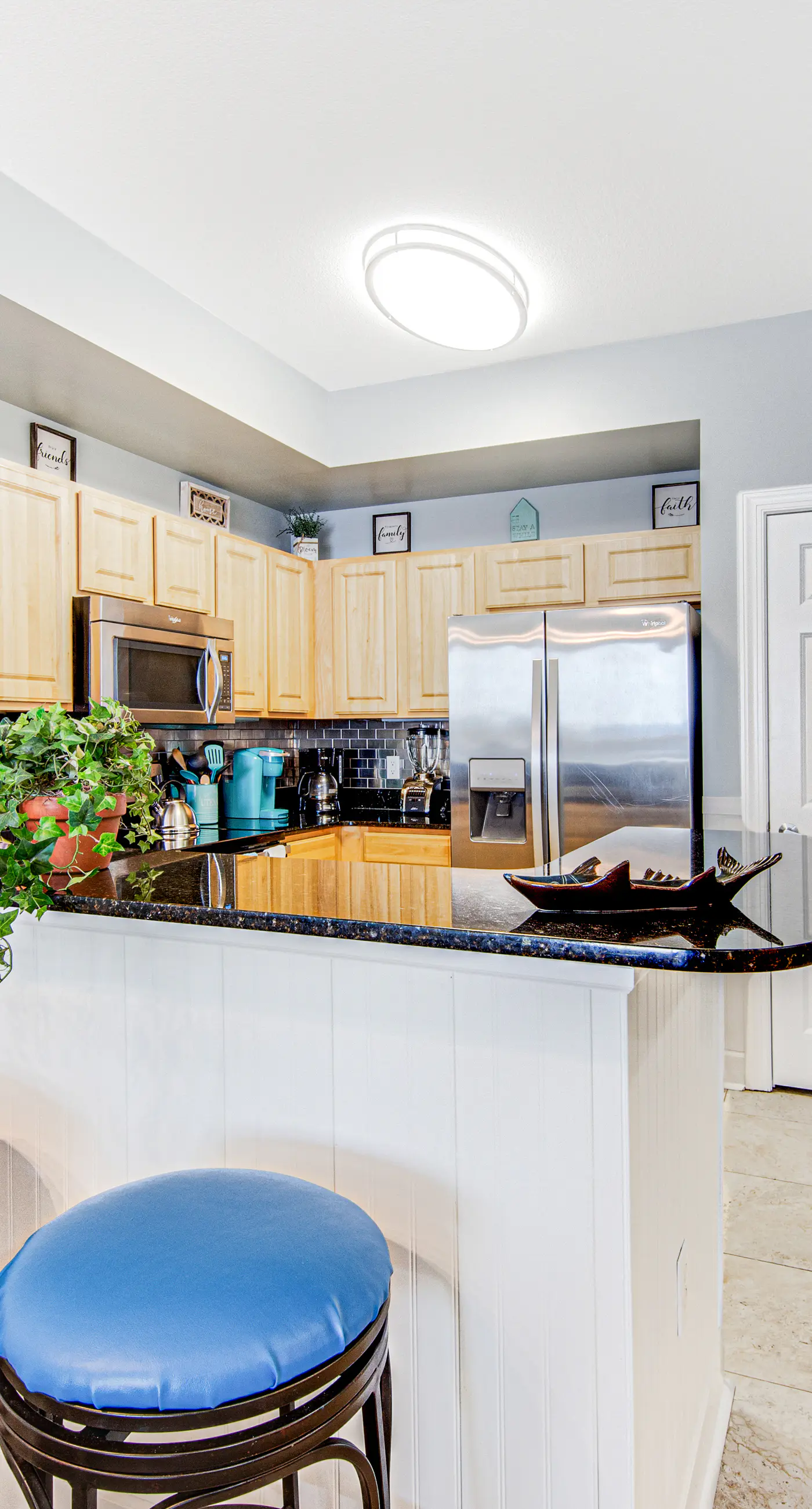 Stunning, 23rd-floor oceanfront condo with amazing beach views, 2 pools & gym