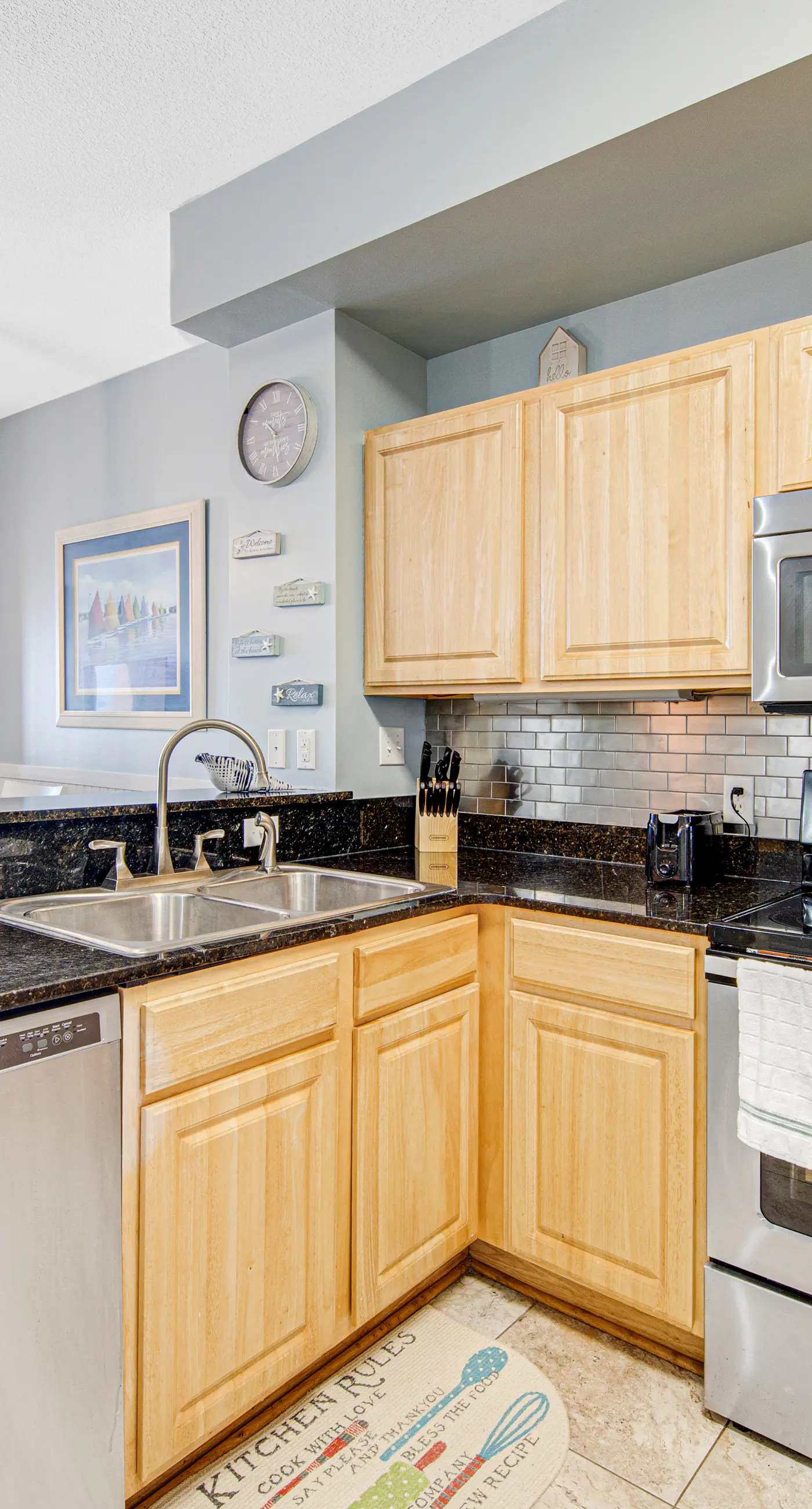 Stunning, 23rd-floor oceanfront condo with amazing beach views, 2 pools & gym