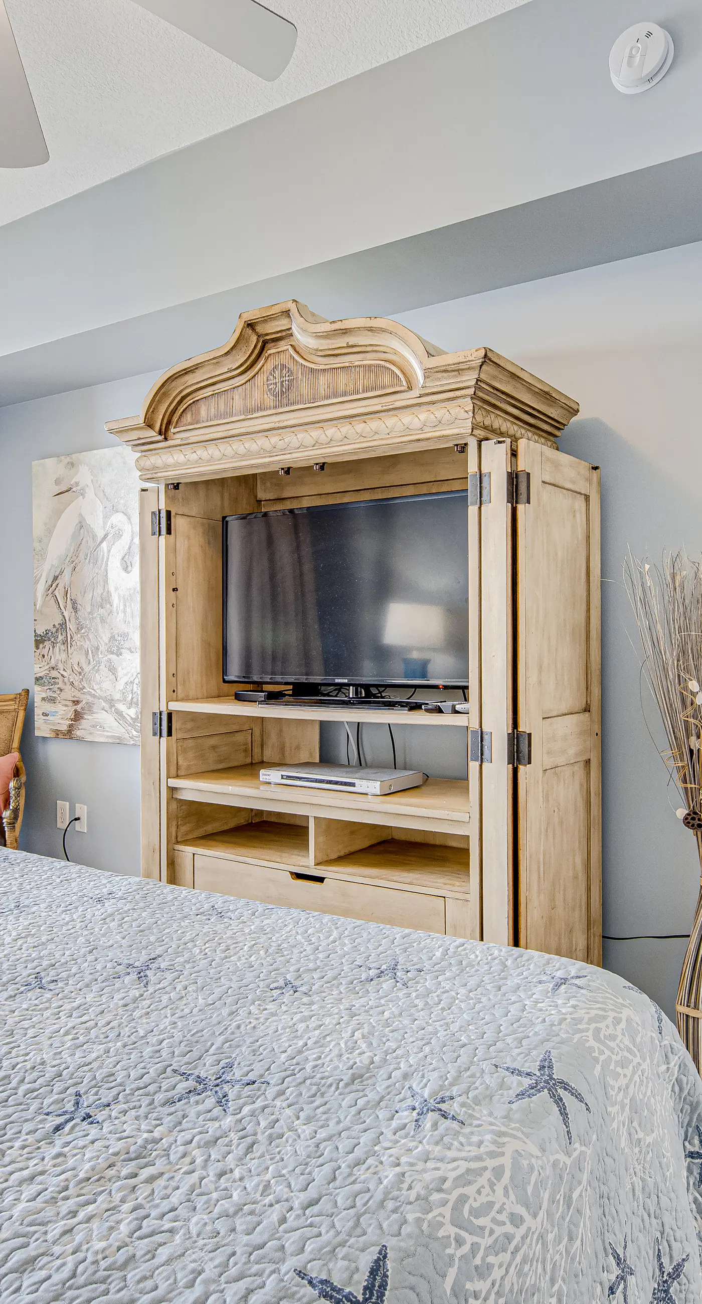 Stunning, 23rd-floor oceanfront condo with amazing beach views, 2 pools & gym