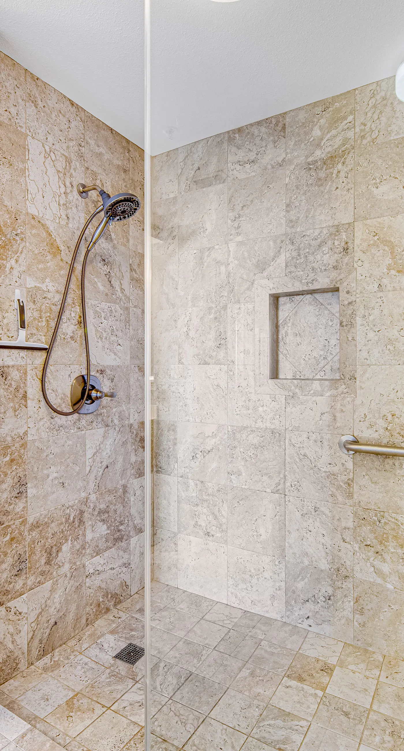 Stunning, 23rd-floor oceanfront condo with amazing beach views, 2 pools & gym