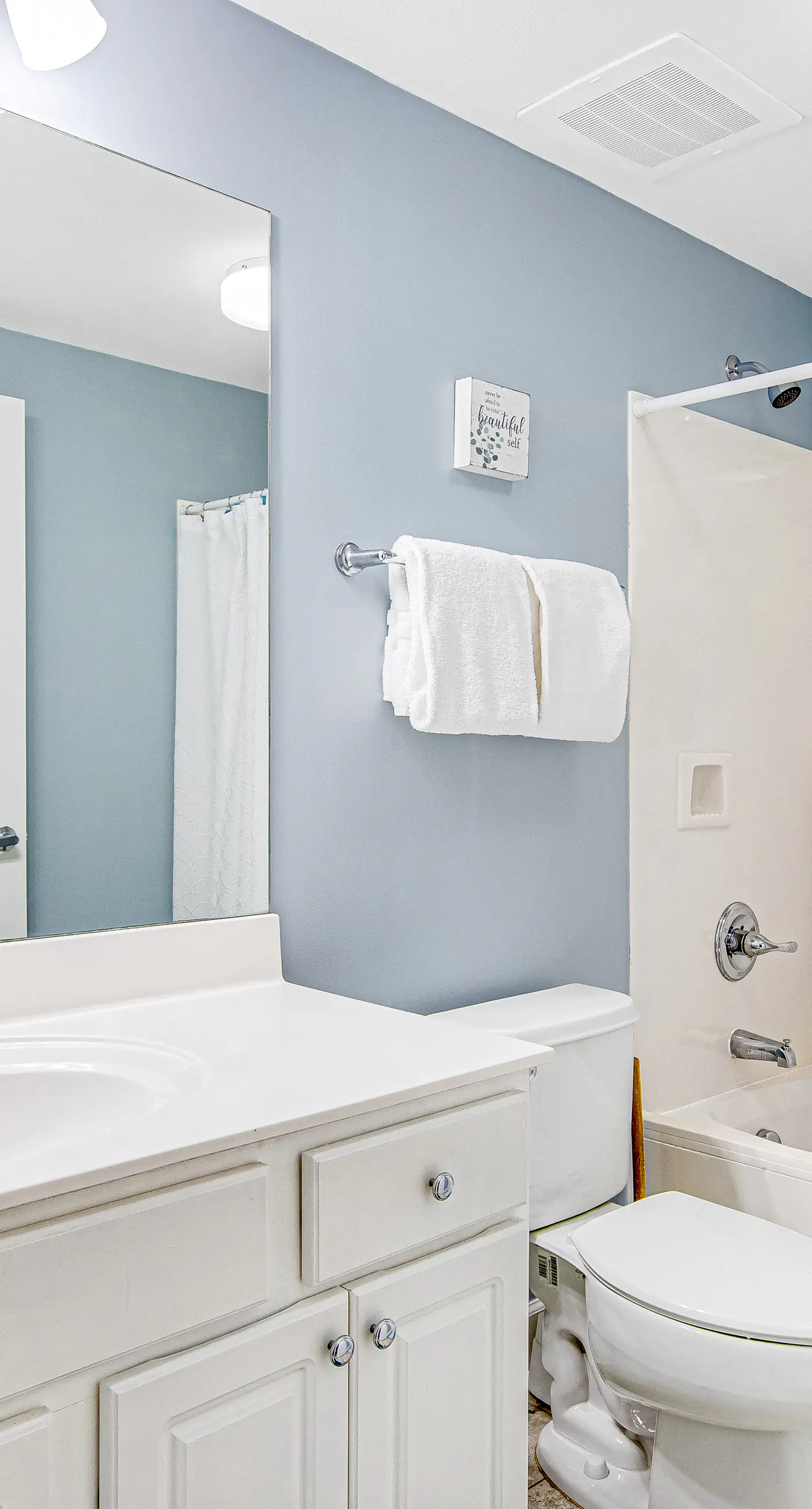 Stunning, 23rd-floor oceanfront condo with amazing beach views, 2 pools & gym