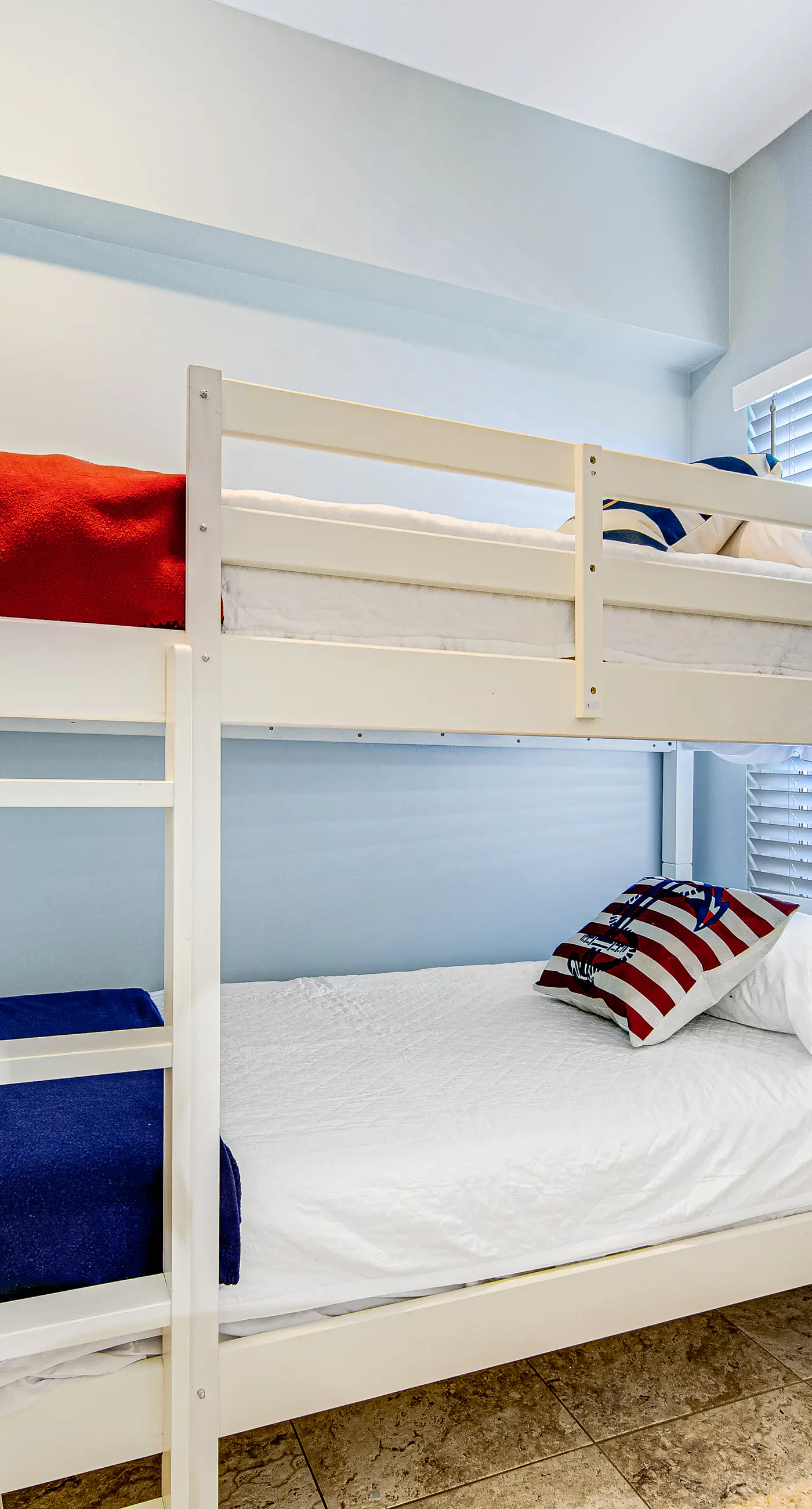 Stunning, 23rd-floor oceanfront condo with amazing beach views, 2 pools & gym