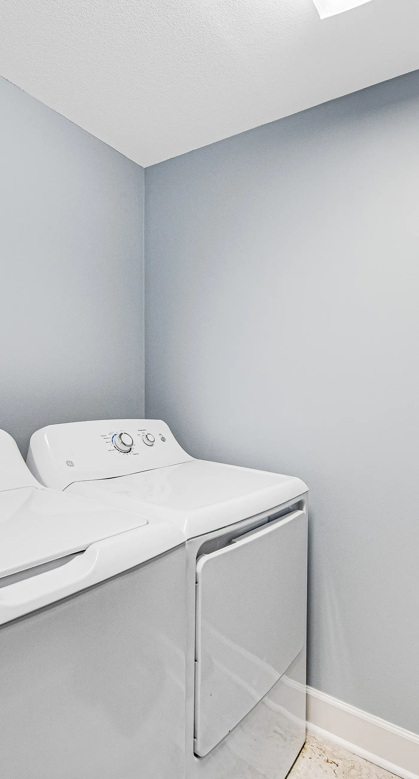 Stunning, 23rd-floor oceanfront condo with amazing beach views, 2 pools & gym