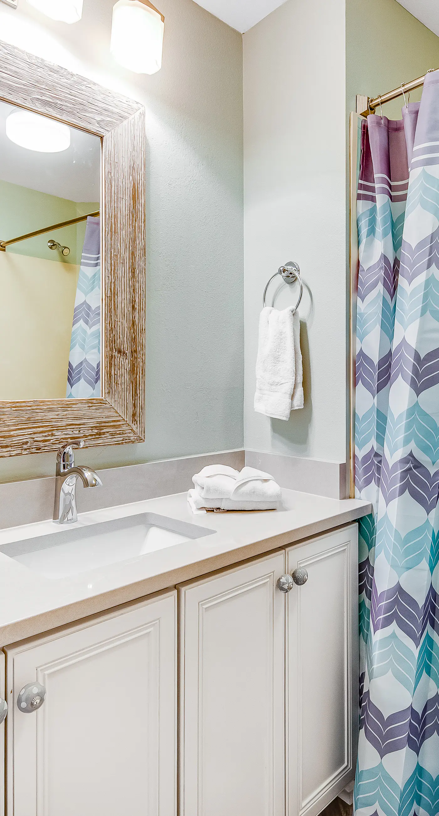 First-floor condo with sauna, gym, pool, tennis & pickleball