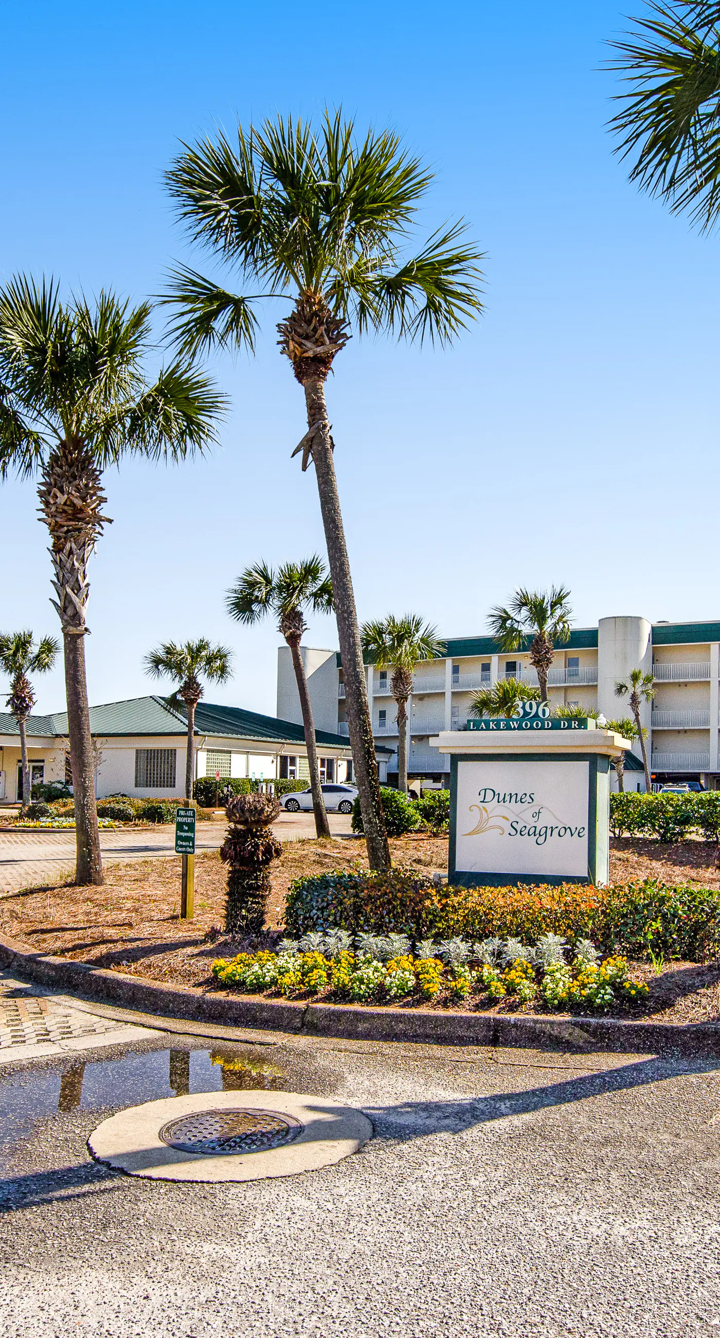 First-floor condo with sauna, gym, pool, tennis & pickleball