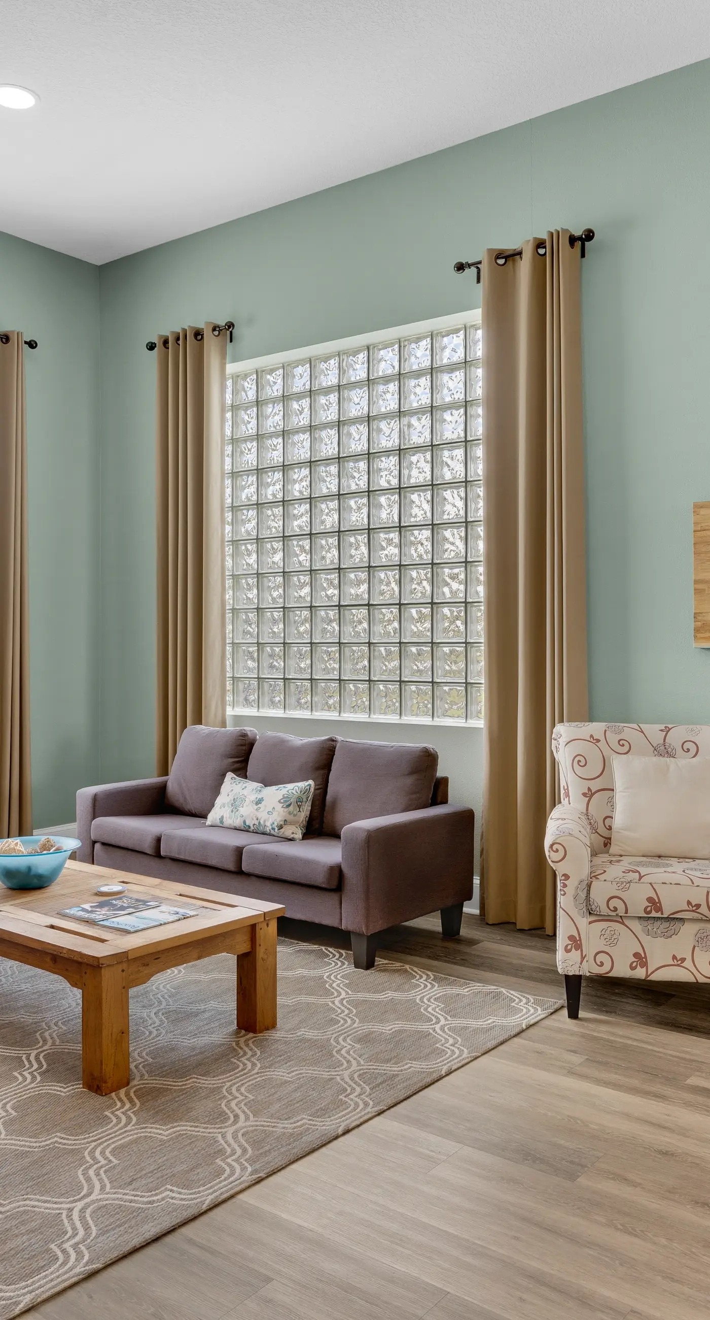 First-floor condo with sauna, gym, pool, tennis & pickleball