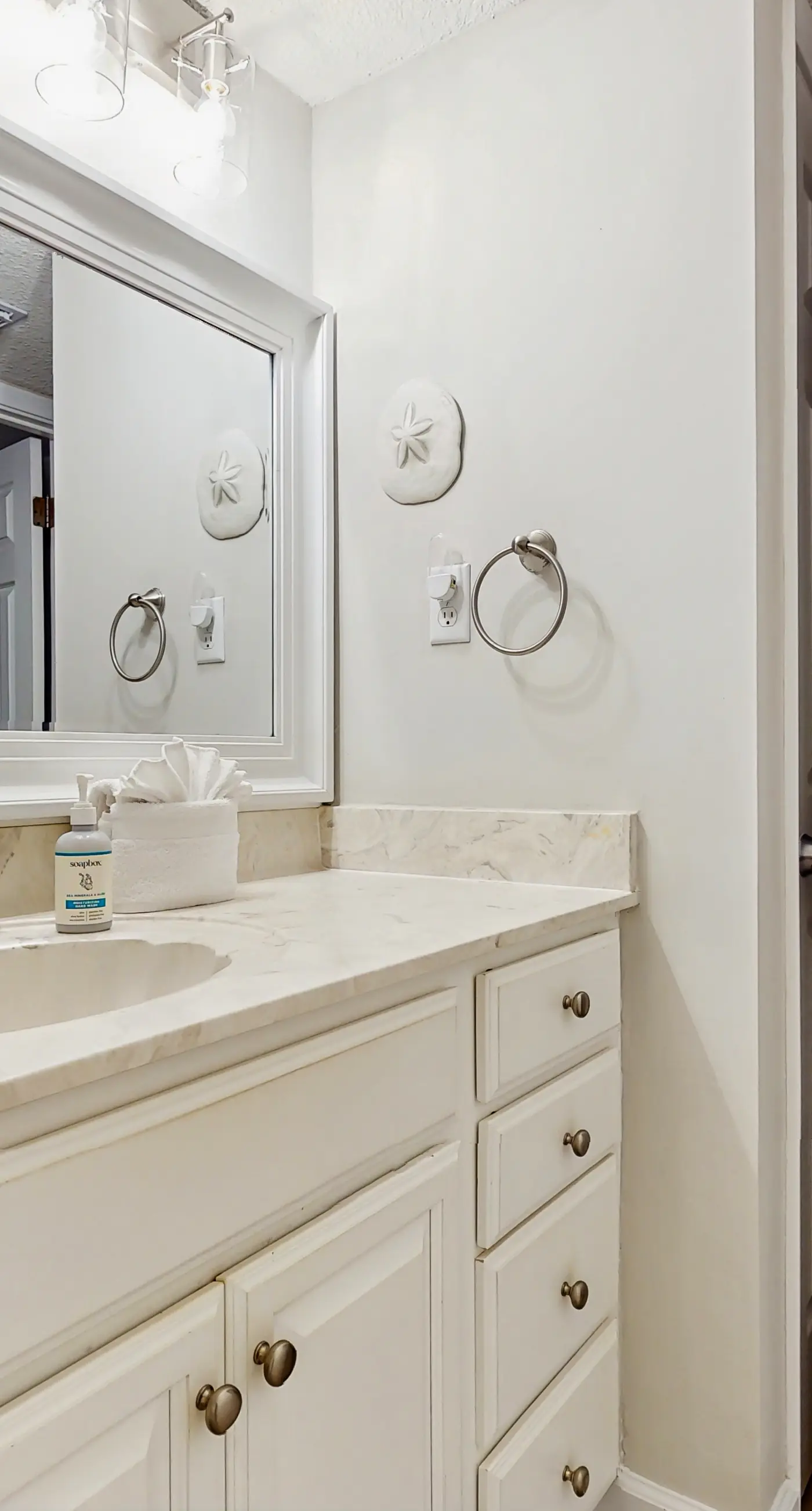 Island Echos 2D  2nd-floor, spacious, beachfront condo with ocean views - close to entertainment