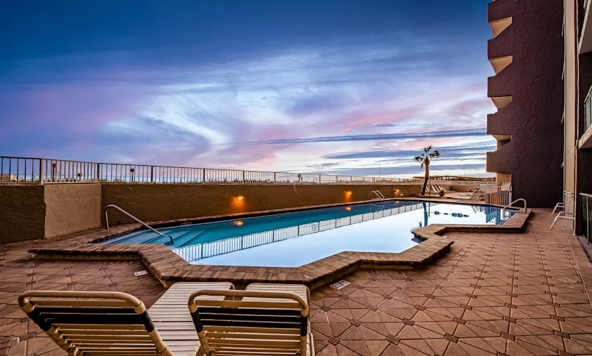 Comfortable beachfront condo with beach setup - quick drive to dining
