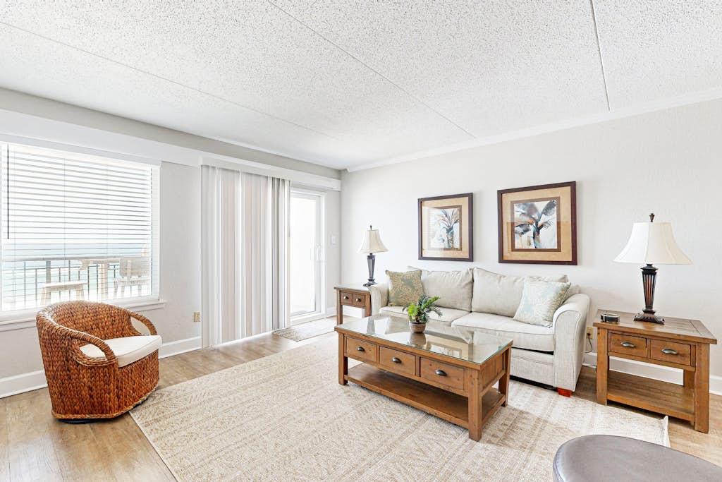 Comfortable beachfront condo with beach setup - quick drive to dining