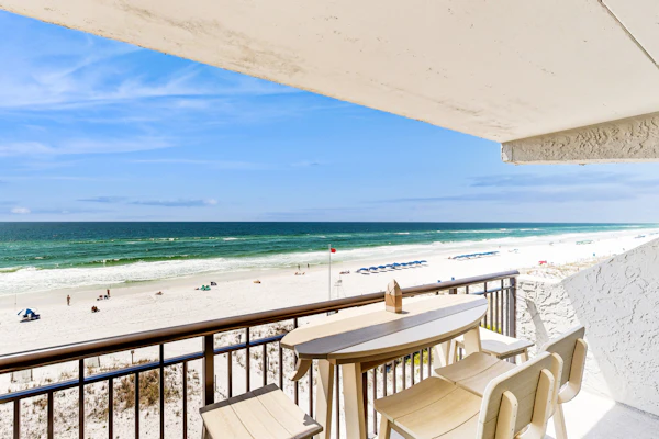 Comfortable beachfront condo with beach setup - quick drive to dining