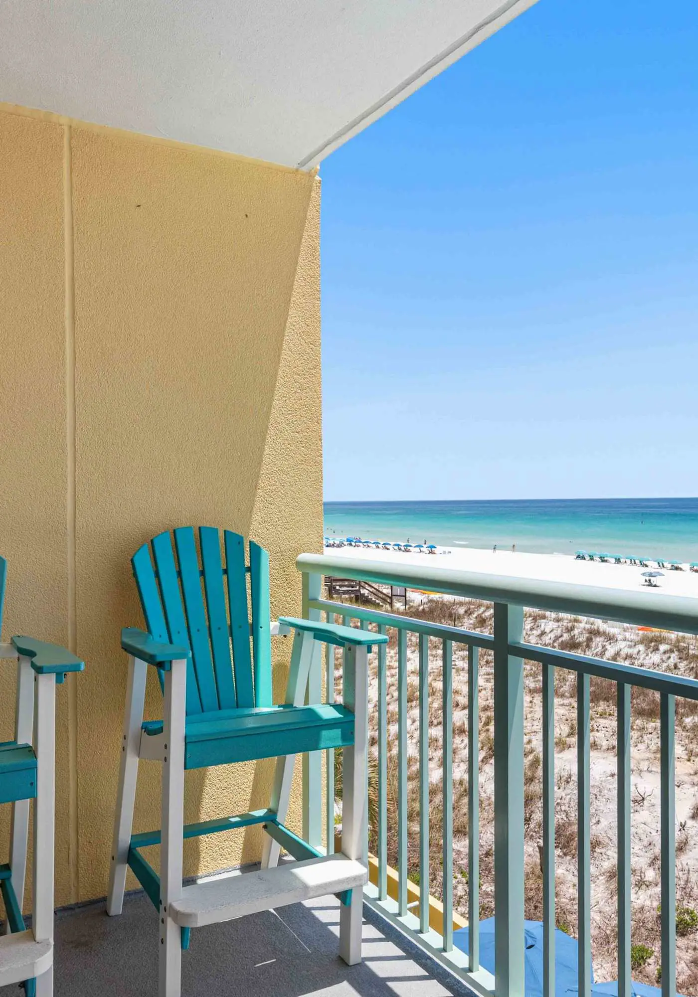3rd Floor Spacious Gulf Front Condo w/ Beach Service Included, Near Dining
