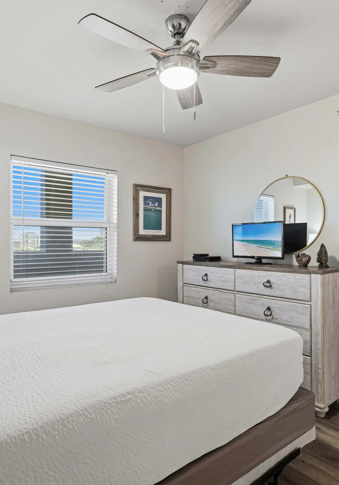 3rd Floor Spacious Gulf Front Condo w/ Beach Service Included, Near Dining