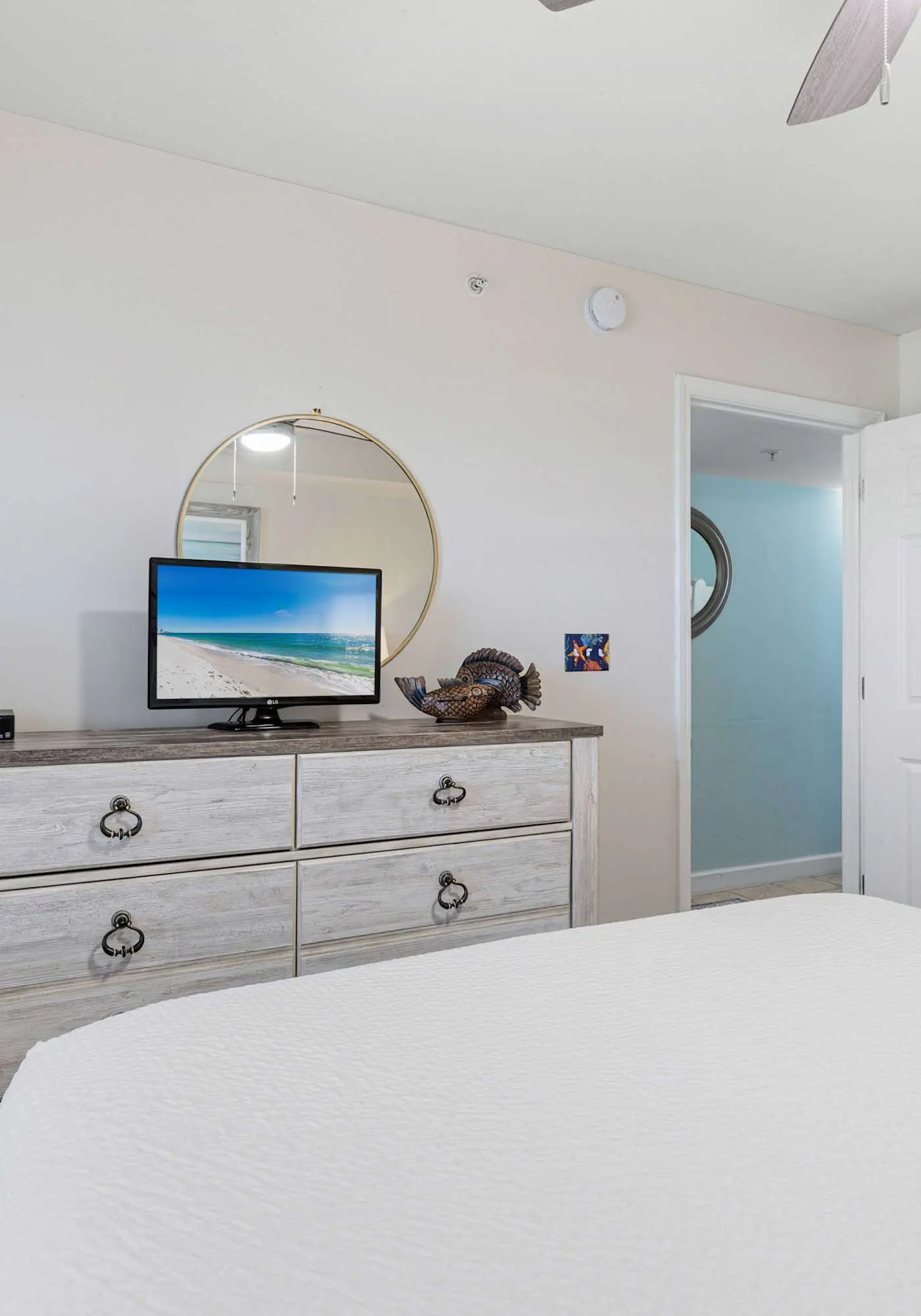 3rd Floor Spacious Gulf Front Condo w/ Beach Service Included, Near Dining