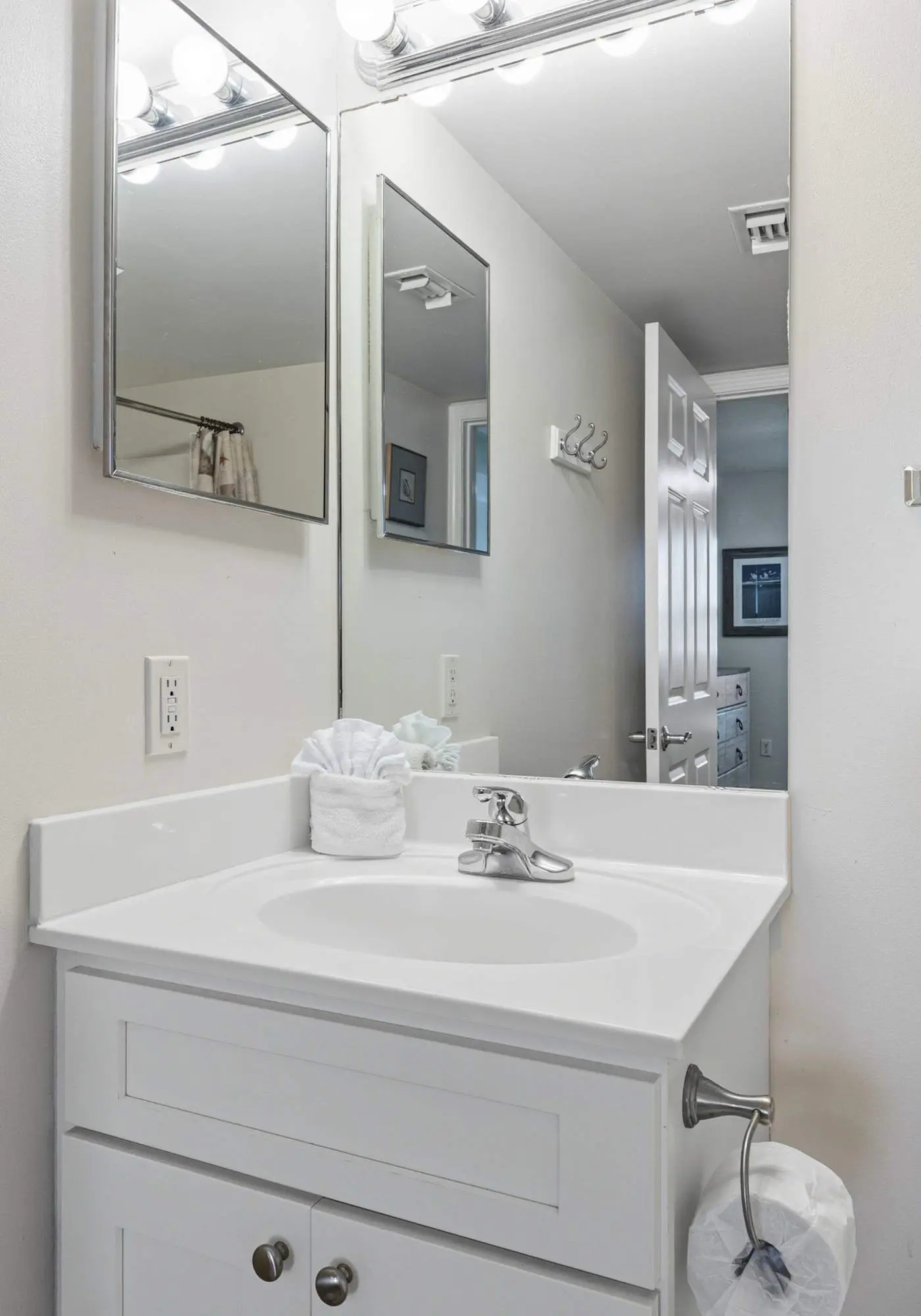 3rd Floor Spacious Gulf Front Condo w/ Beach Service Included, Near Dining