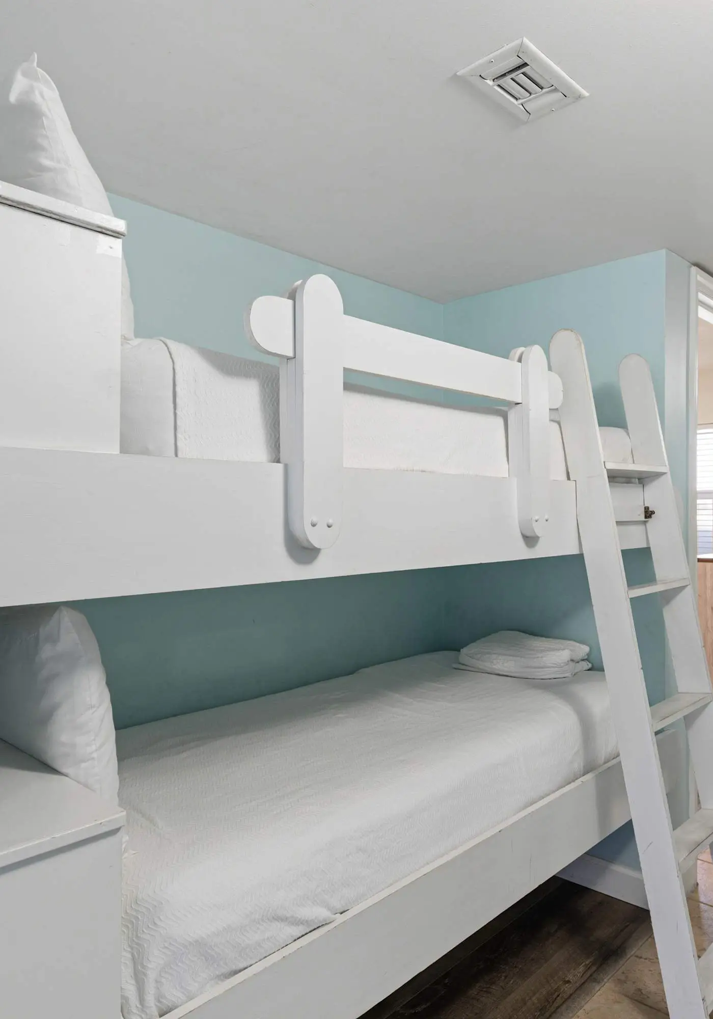 3rd Floor Spacious Gulf Front Condo w/ Beach Service Included, Near Dining