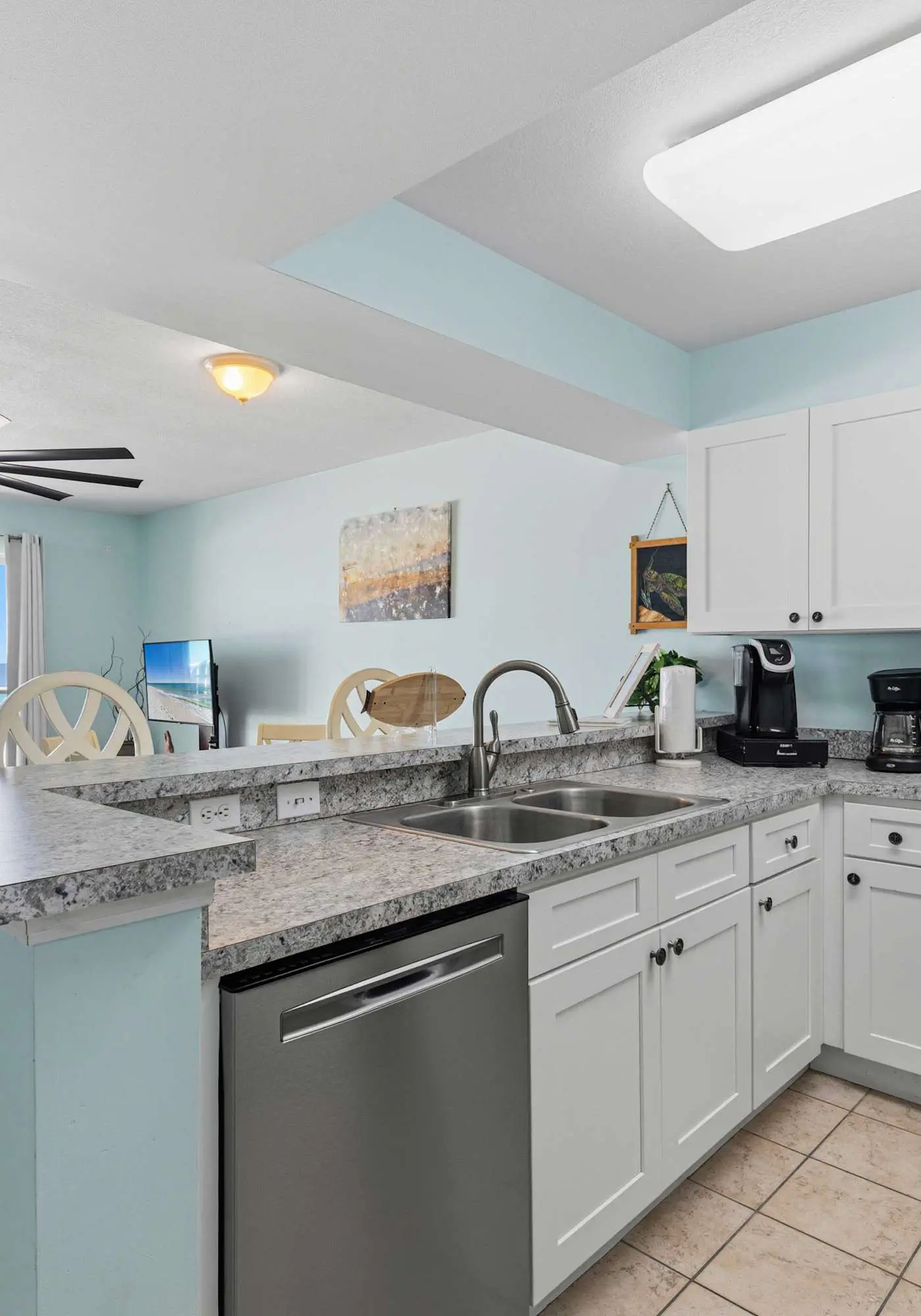 3rd Floor Spacious Gulf Front Condo w/ Beach Service Included, Near Dining