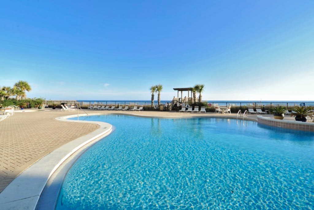 18th-floor condo with amazing views, beach access, pools & gym