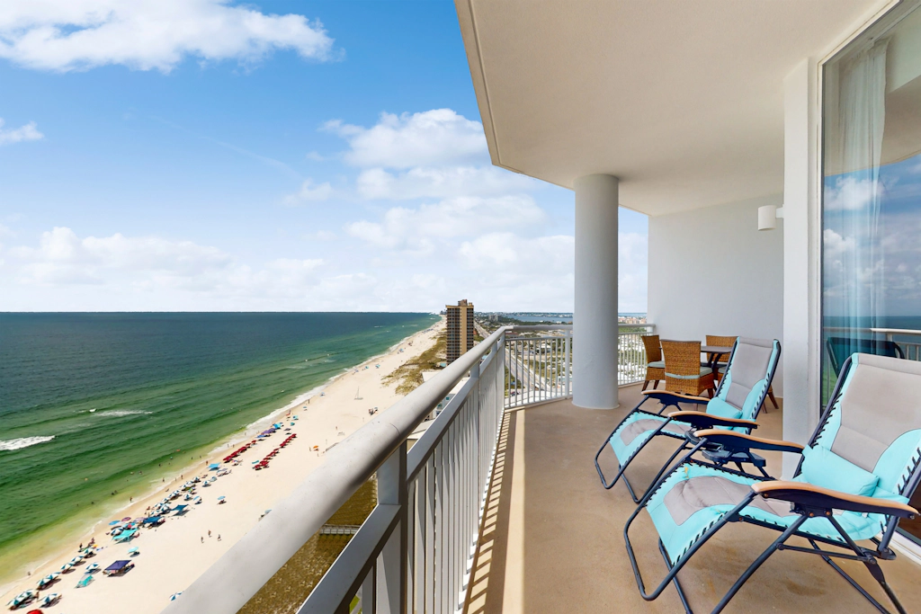 18th-floor condo with amazing views, beach access, pools & gym