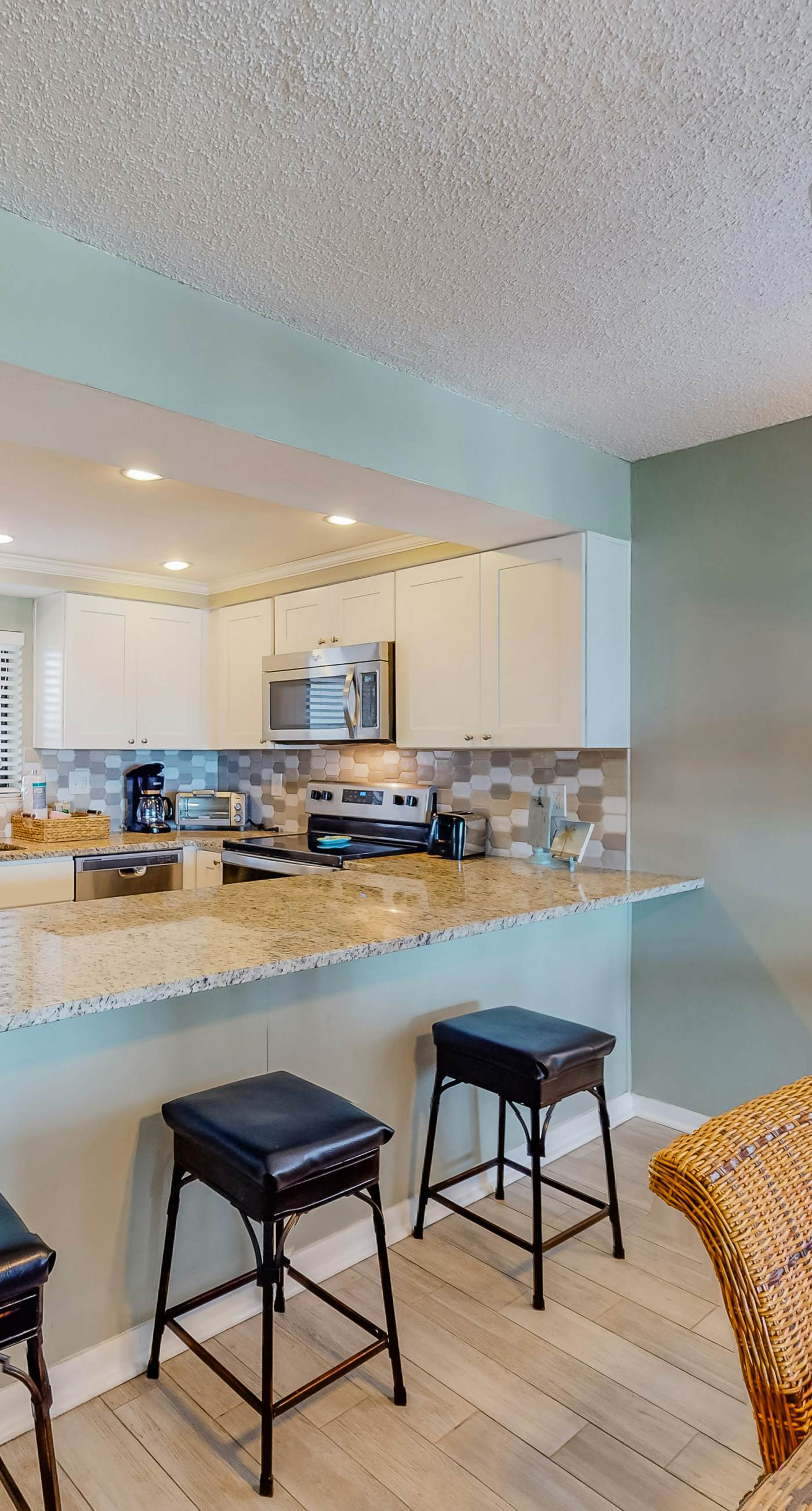 Luxury, oceanfront condo with outdoor pool & patio - snowbird-friendly