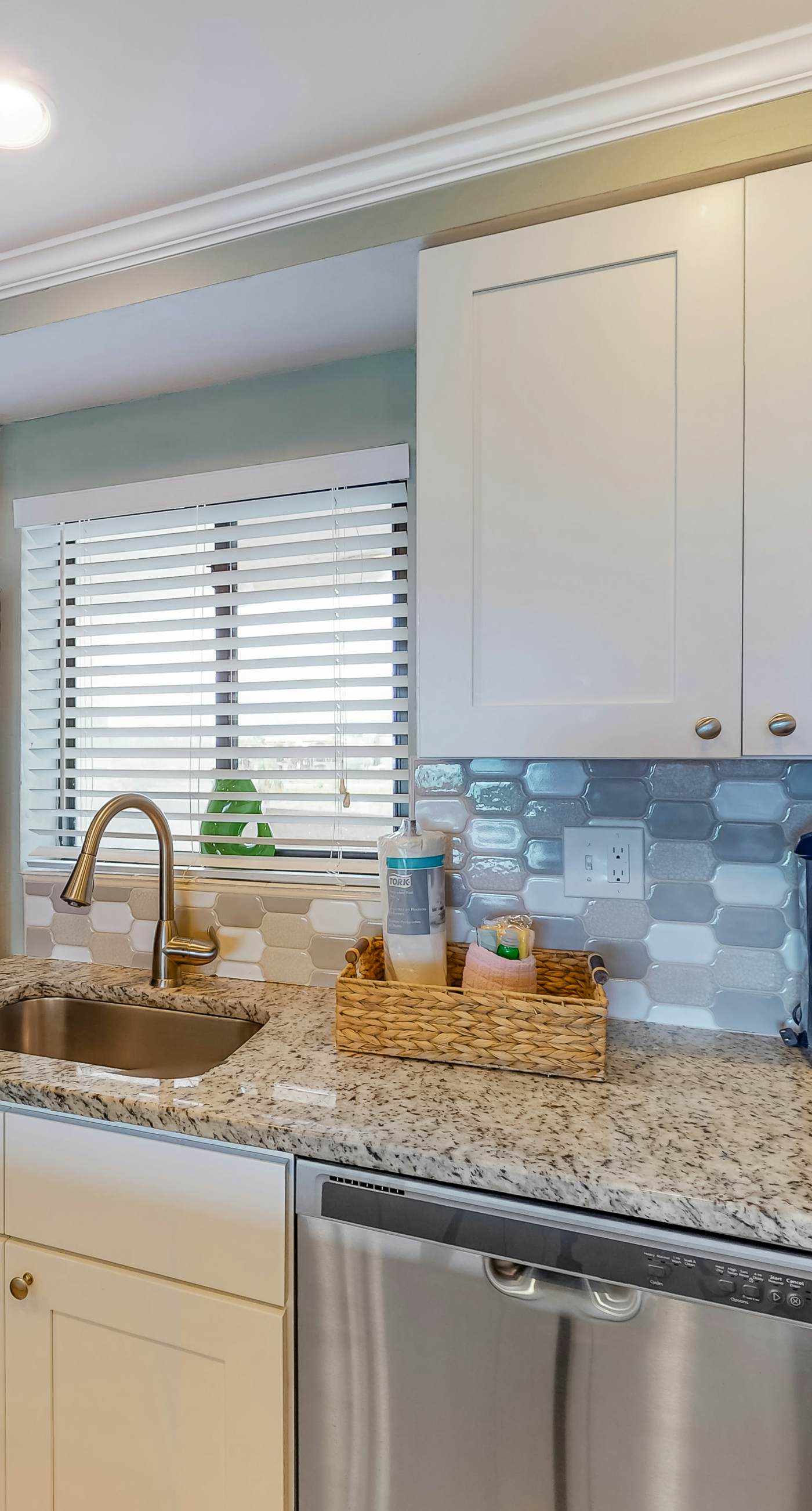 Luxury, oceanfront condo with outdoor pool & patio - snowbird-friendly