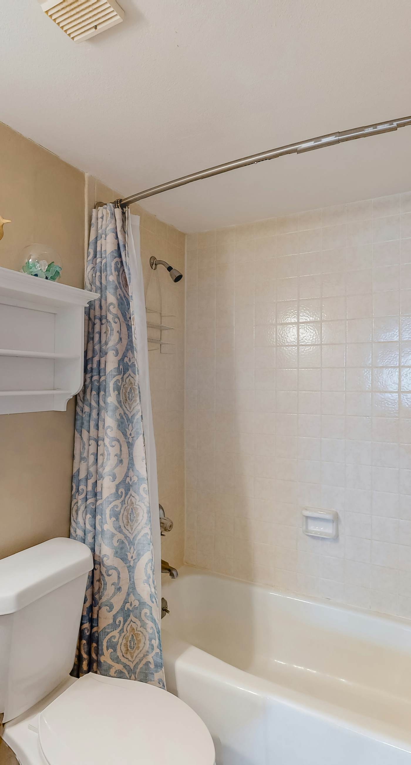 Luxury, oceanfront condo with outdoor pool & patio - snowbird-friendly