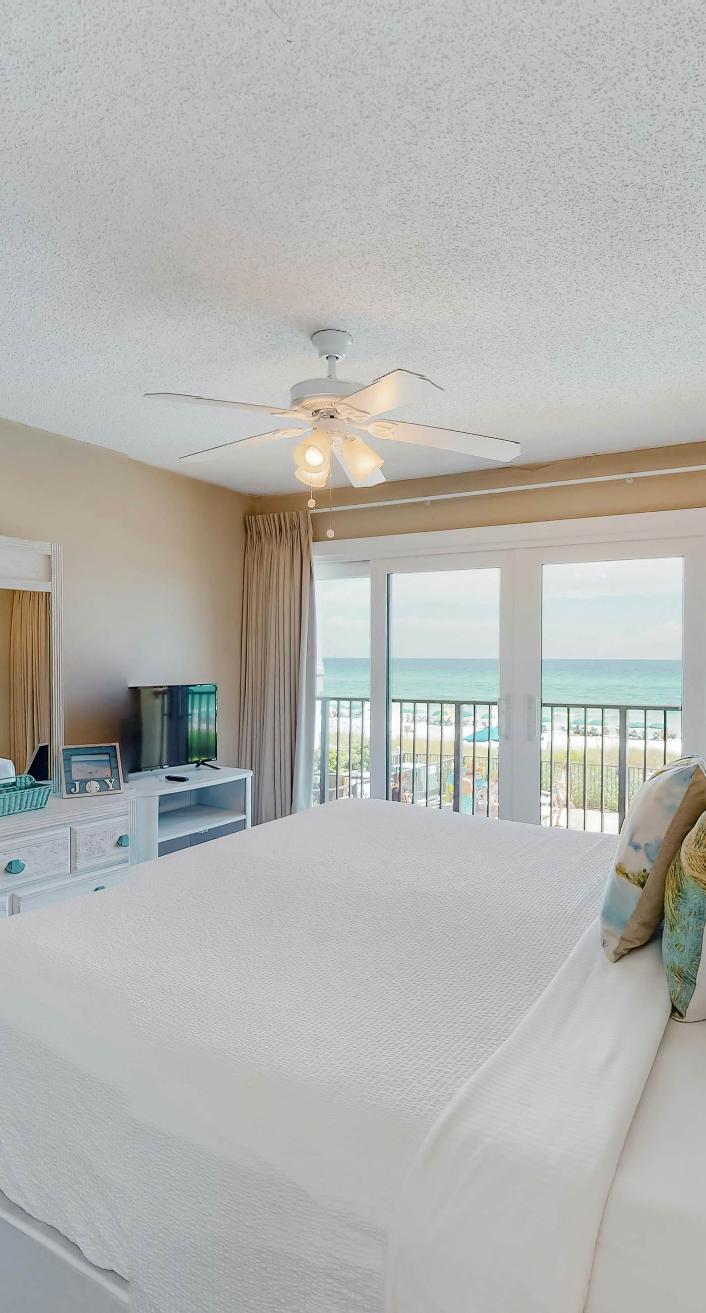 Luxury, oceanfront condo with outdoor pool & patio - snowbird-friendly