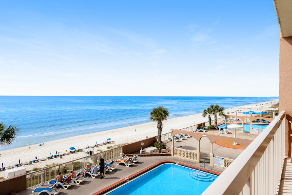 Beach-chic, 7th-floor condo with incredible Gulf-front views, gym, hot tub & 2 pools