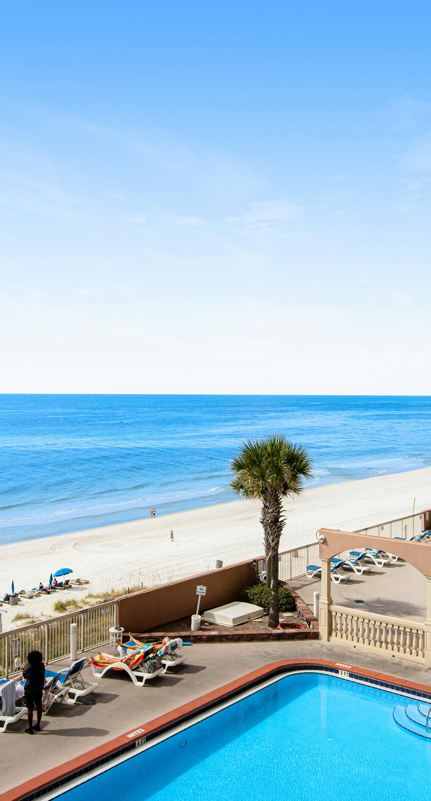 Beach-chic, 7th-floor condo with incredible Gulf-front views, gym, hot tub & 2 pools