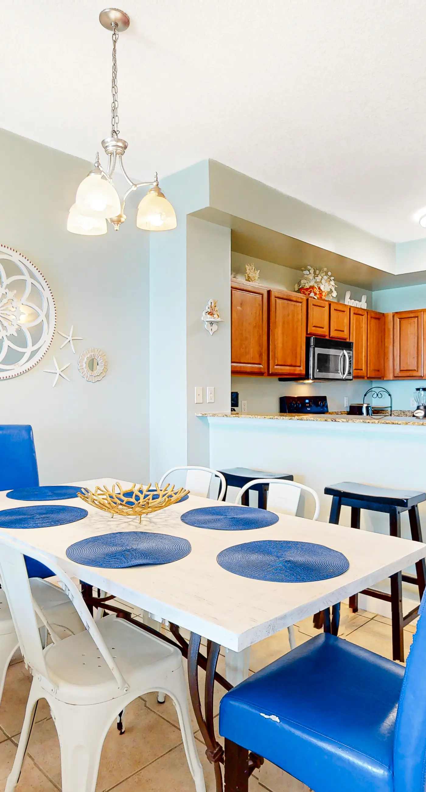 Beach-chic, 7th-floor condo with incredible Gulf-front views, gym, hot tub & 2 pools
