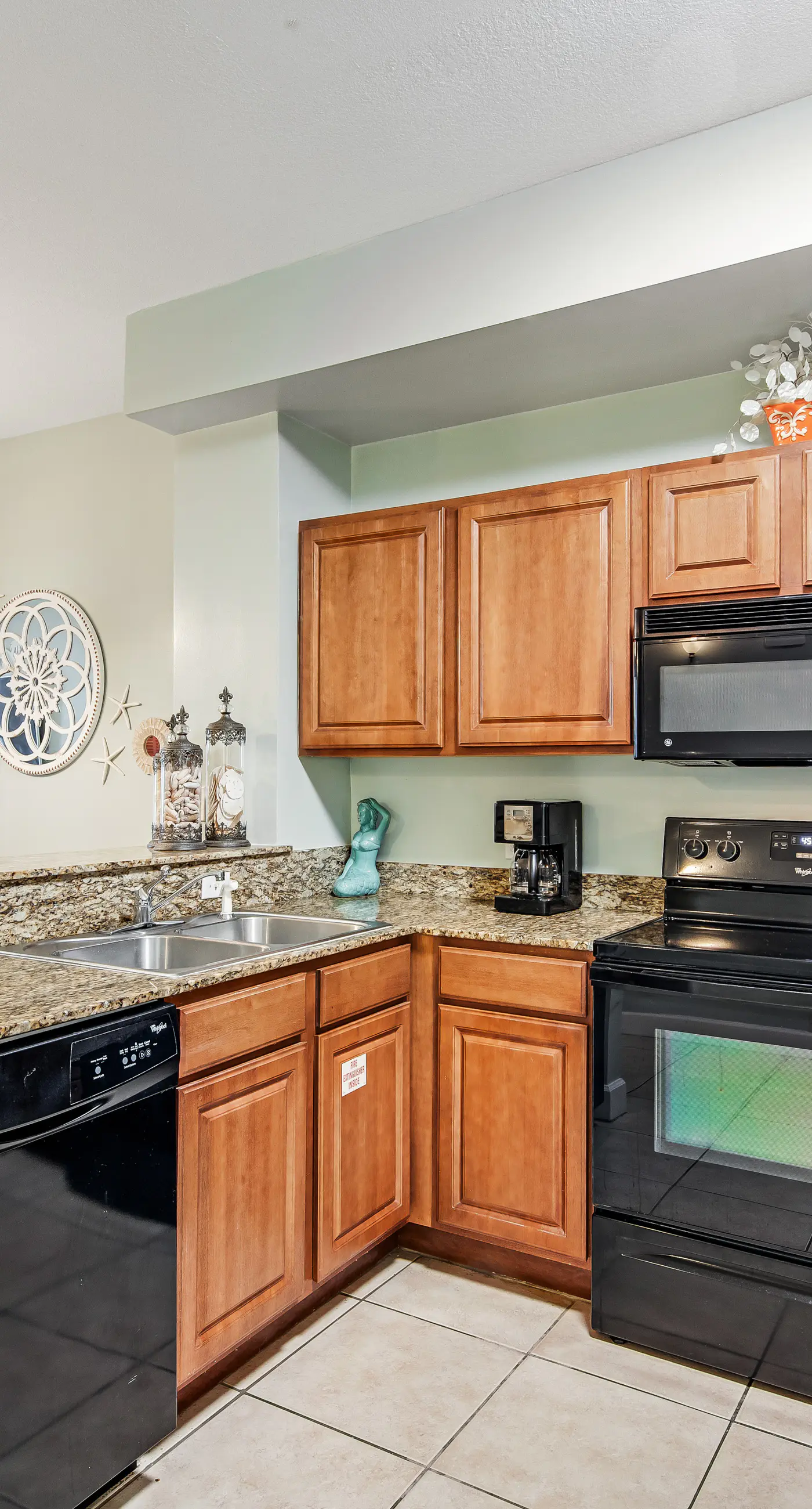 Beach-chic, 7th-floor condo with incredible Gulf-front views, gym, hot tub & 2 pools